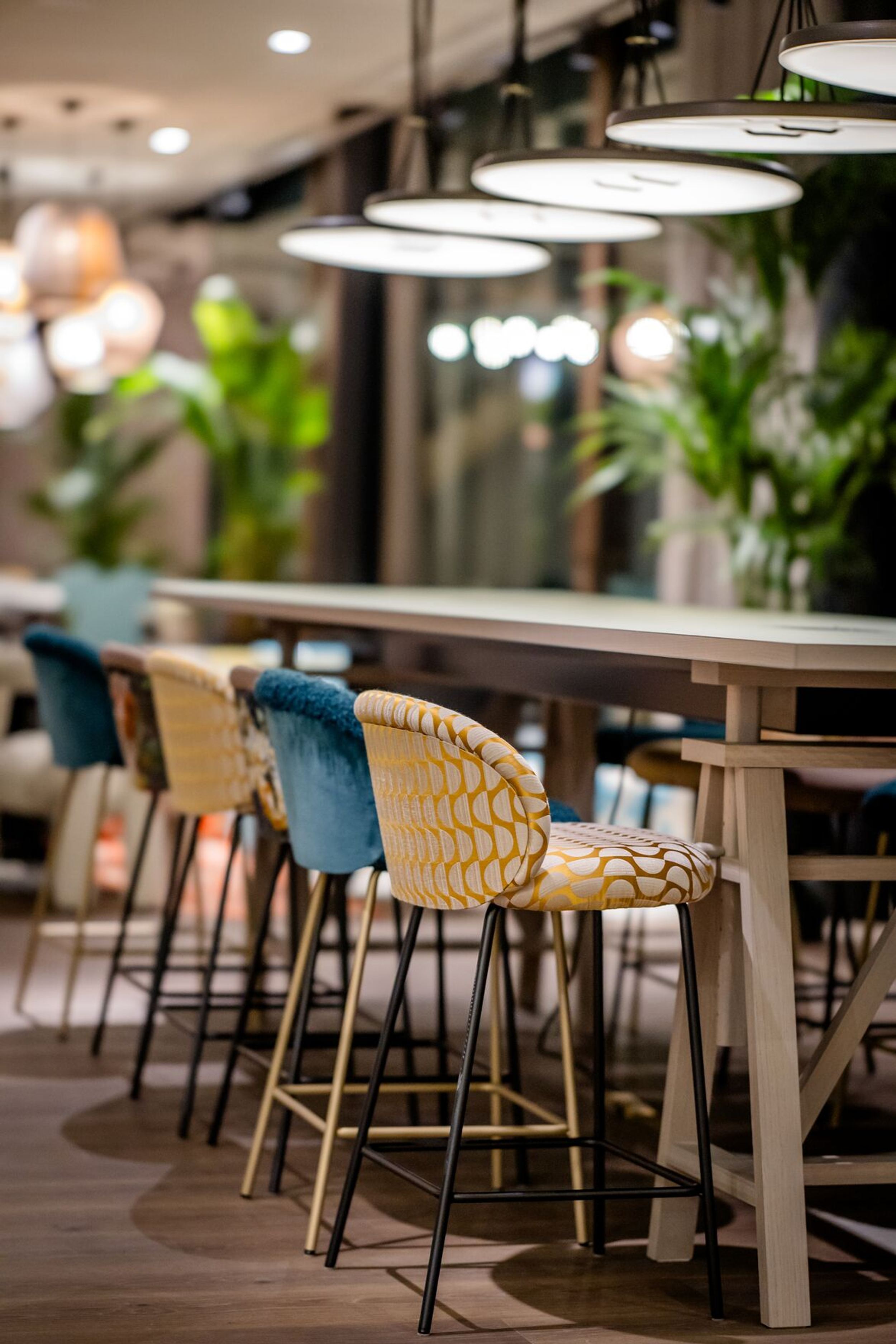 Designhotel Antwerpen Motel One Innenbereich Stühle an Tisch