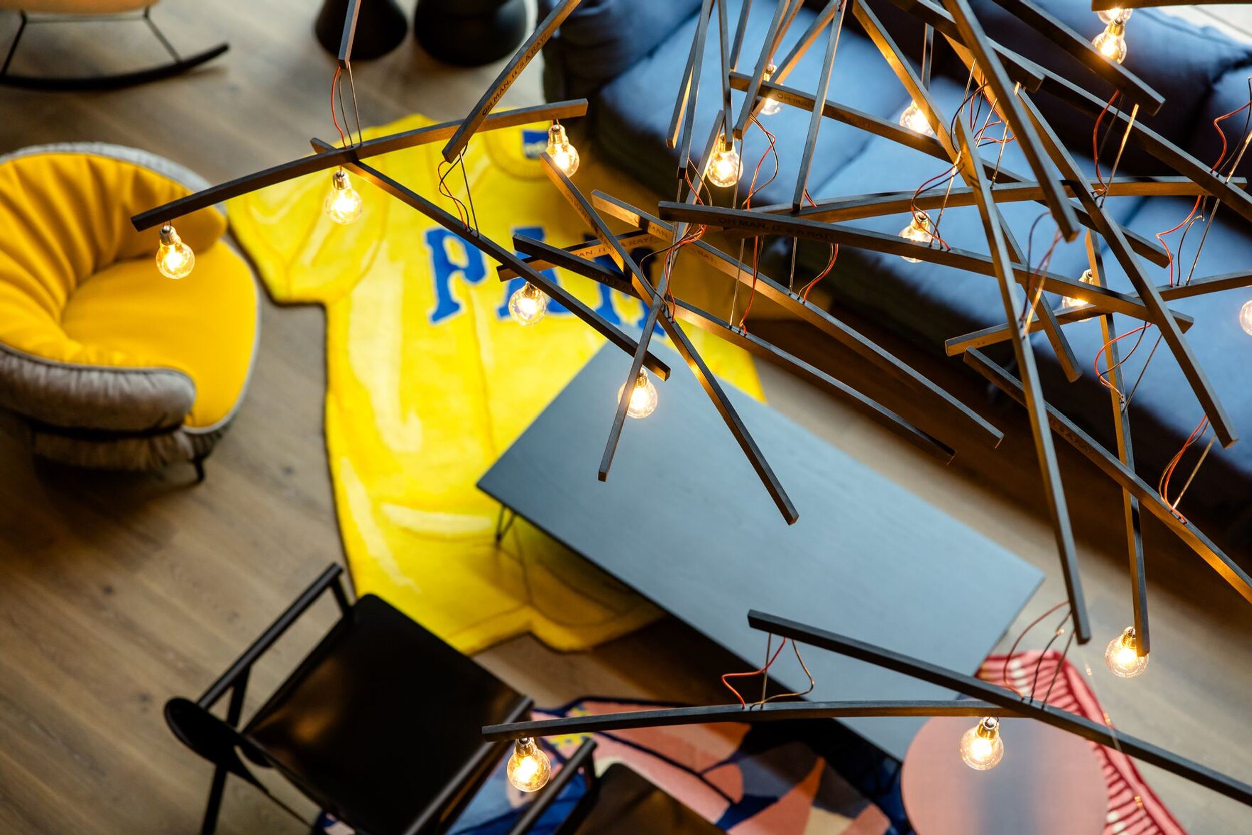 Designhotel Antwerpen Motel One Lounge Blick von oben auf Sitzgruppe