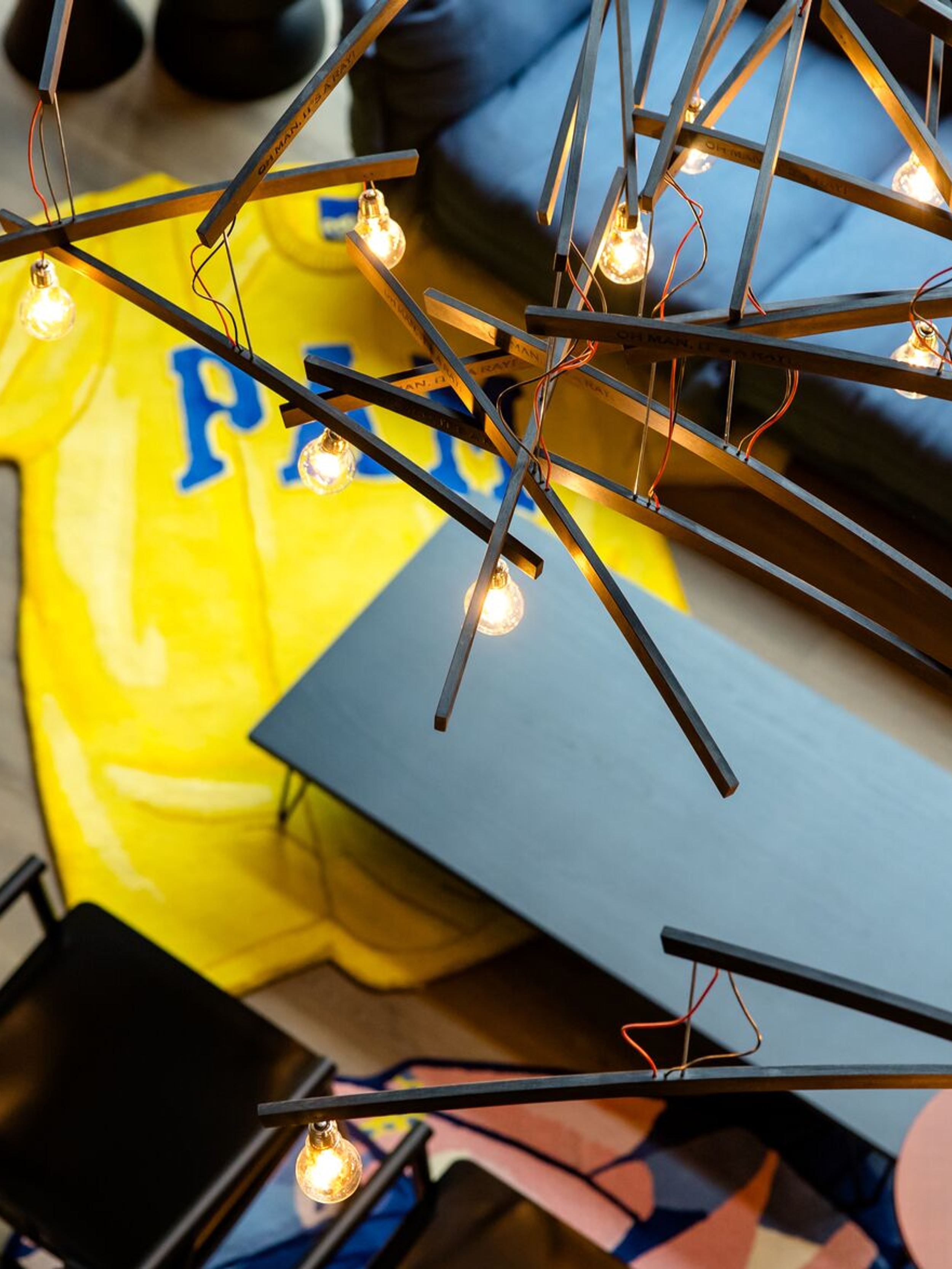 Designhotel Antwerpen Motel One Lounge Blick von oben auf Sitzgruppe