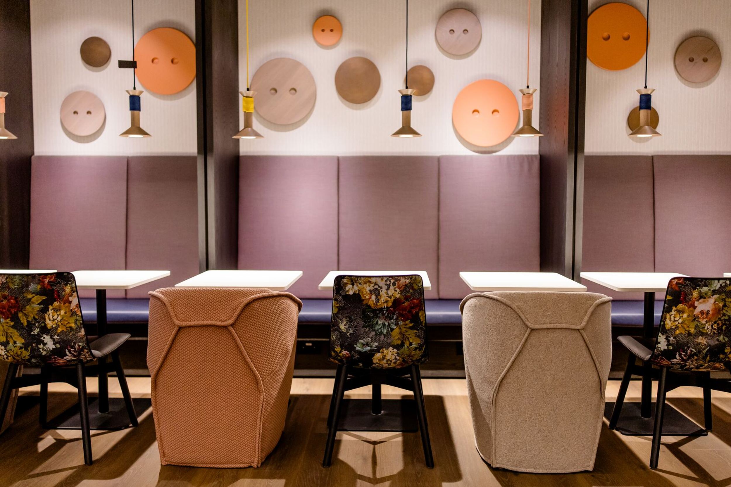 Designhotel Antwerpen Motel One Innenbereich Tische und Stühle