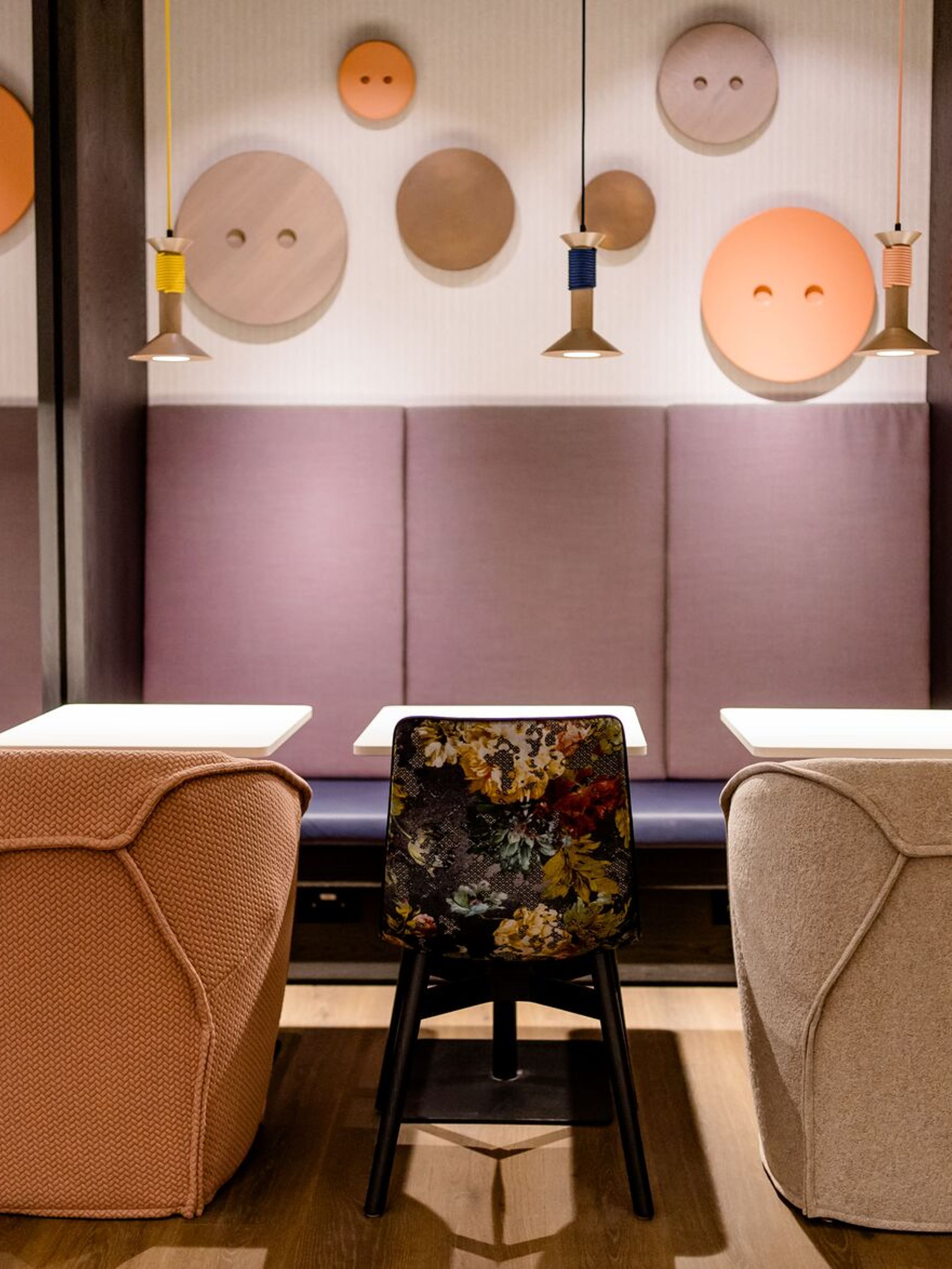 Designhotel Antwerpen Motel One Innenbereich Tische und Stühle