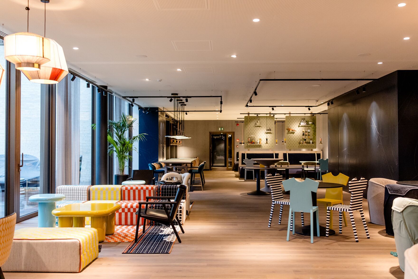 Hotel Antwerpen Motel One Innenbereich helle Lounge 
