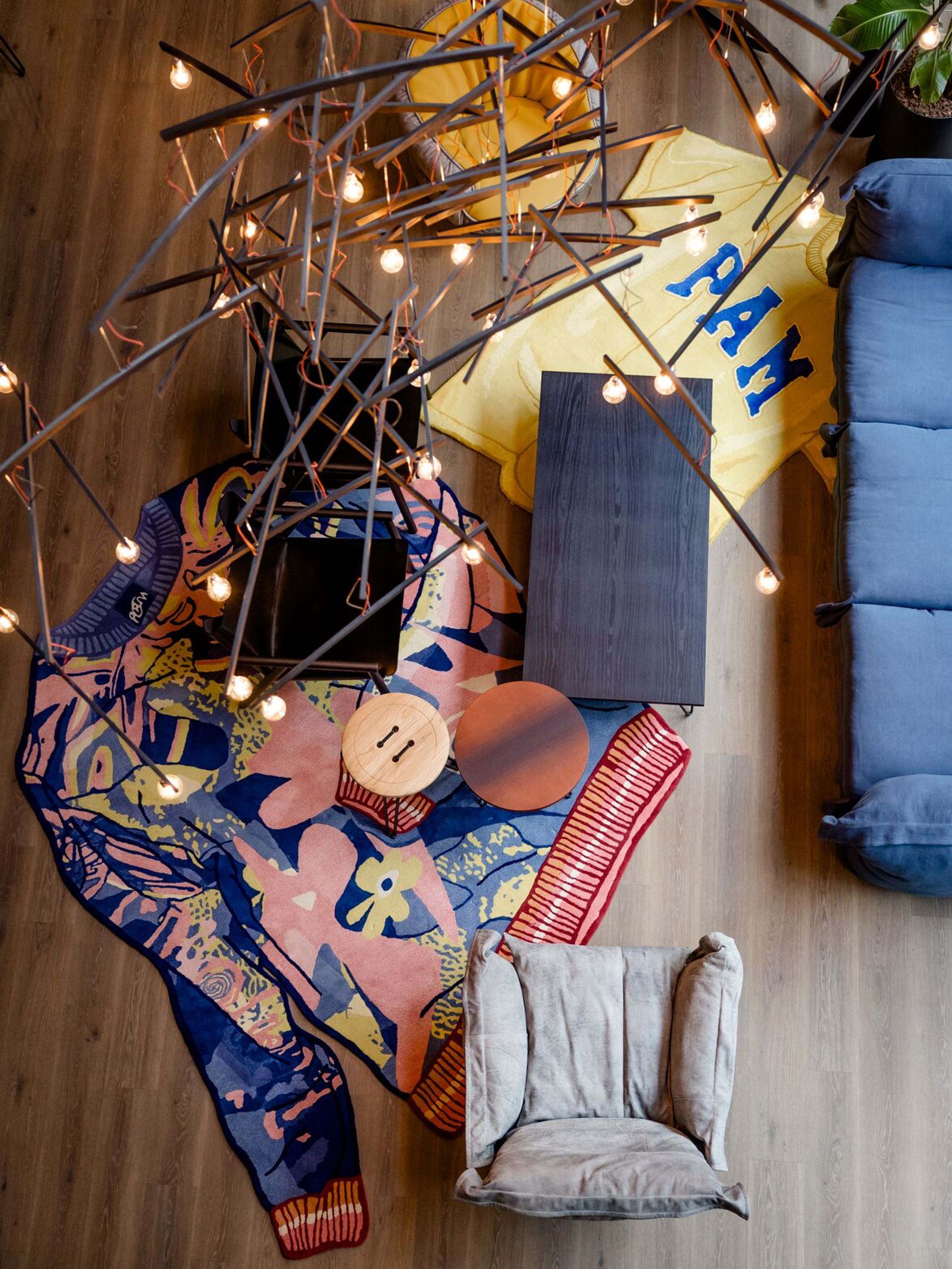 Hotel Antwerpen Motel One Innenbereich Lounge von oben Design Shirt Teppiche