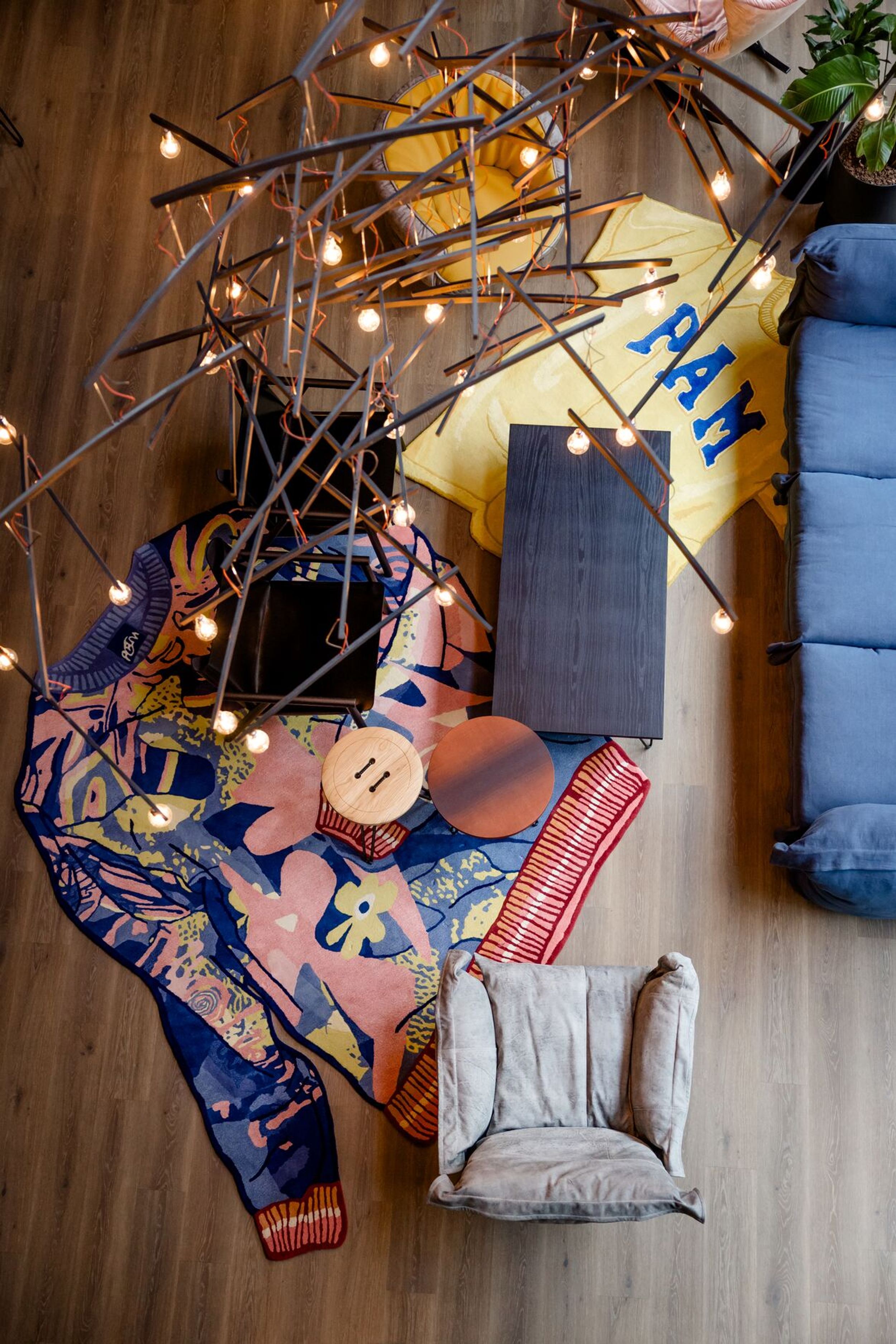 Hotel Antwerpen Motel One Innenbereich Lounge von oben Design Shirt Teppiche