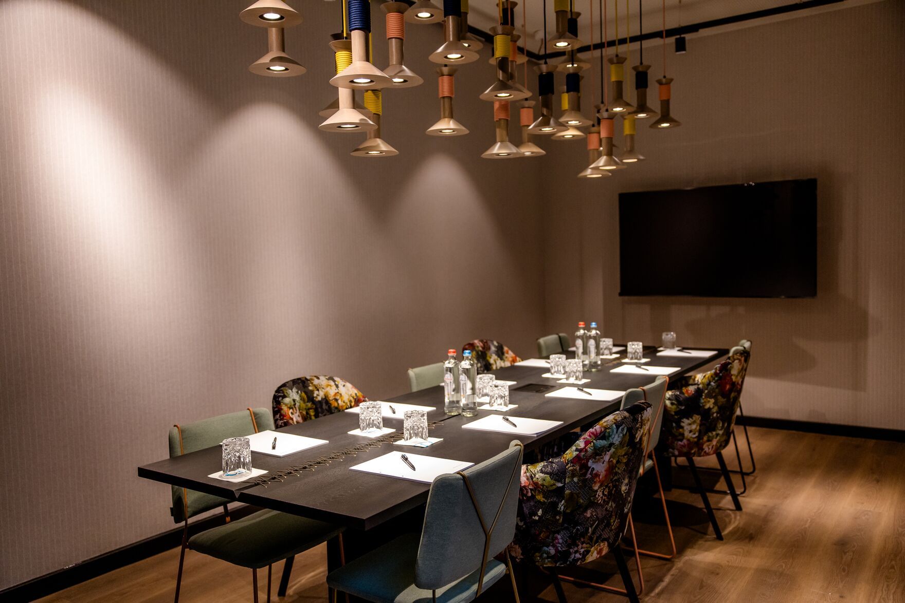 Hotel Antwerpen Motel One großer Meetingraum mit TV