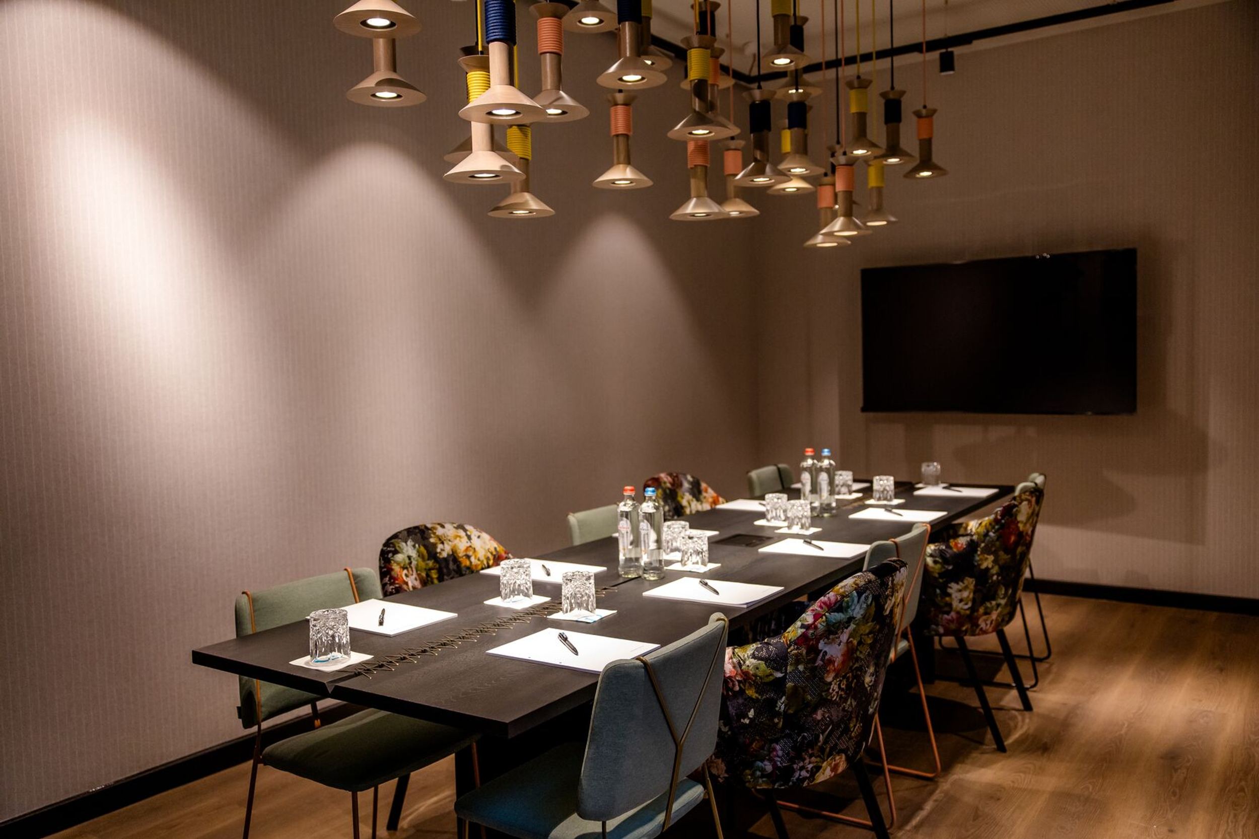 Hotel Antwerpen Motel One großer Meetingraum mit TV