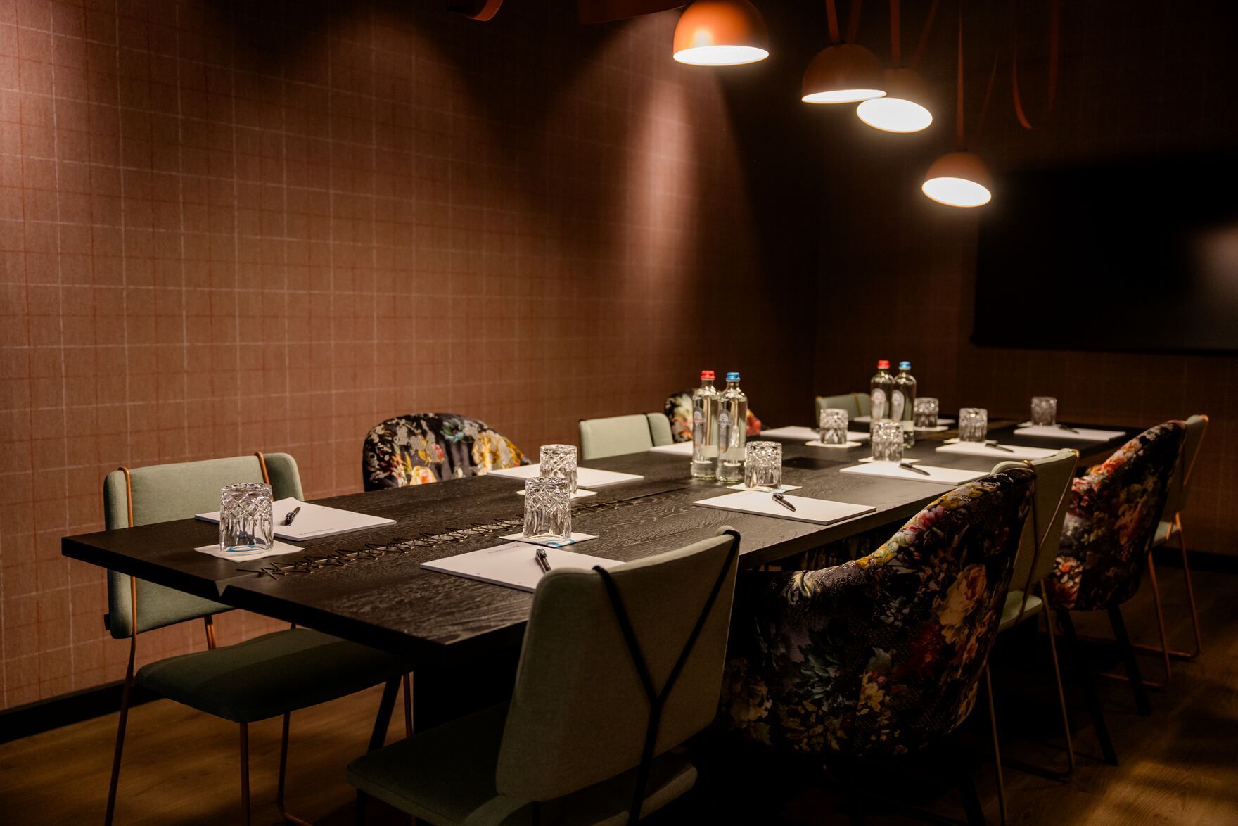 Hotel Antwerpen Motel One Meetingraum mit langem Tisch