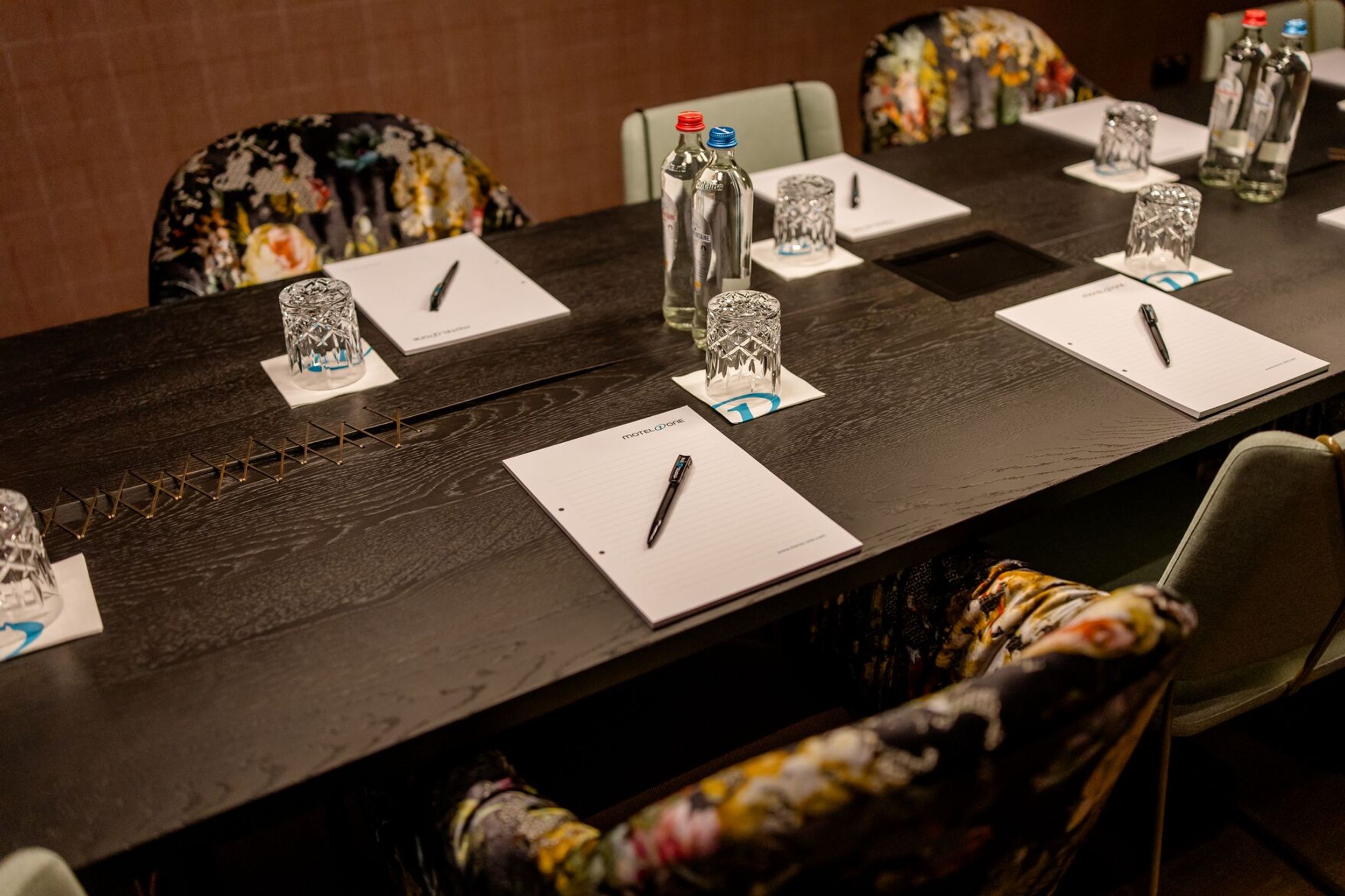 Hotel Antwerpen Motel One Meetingraum Tisch mit Schreibblock