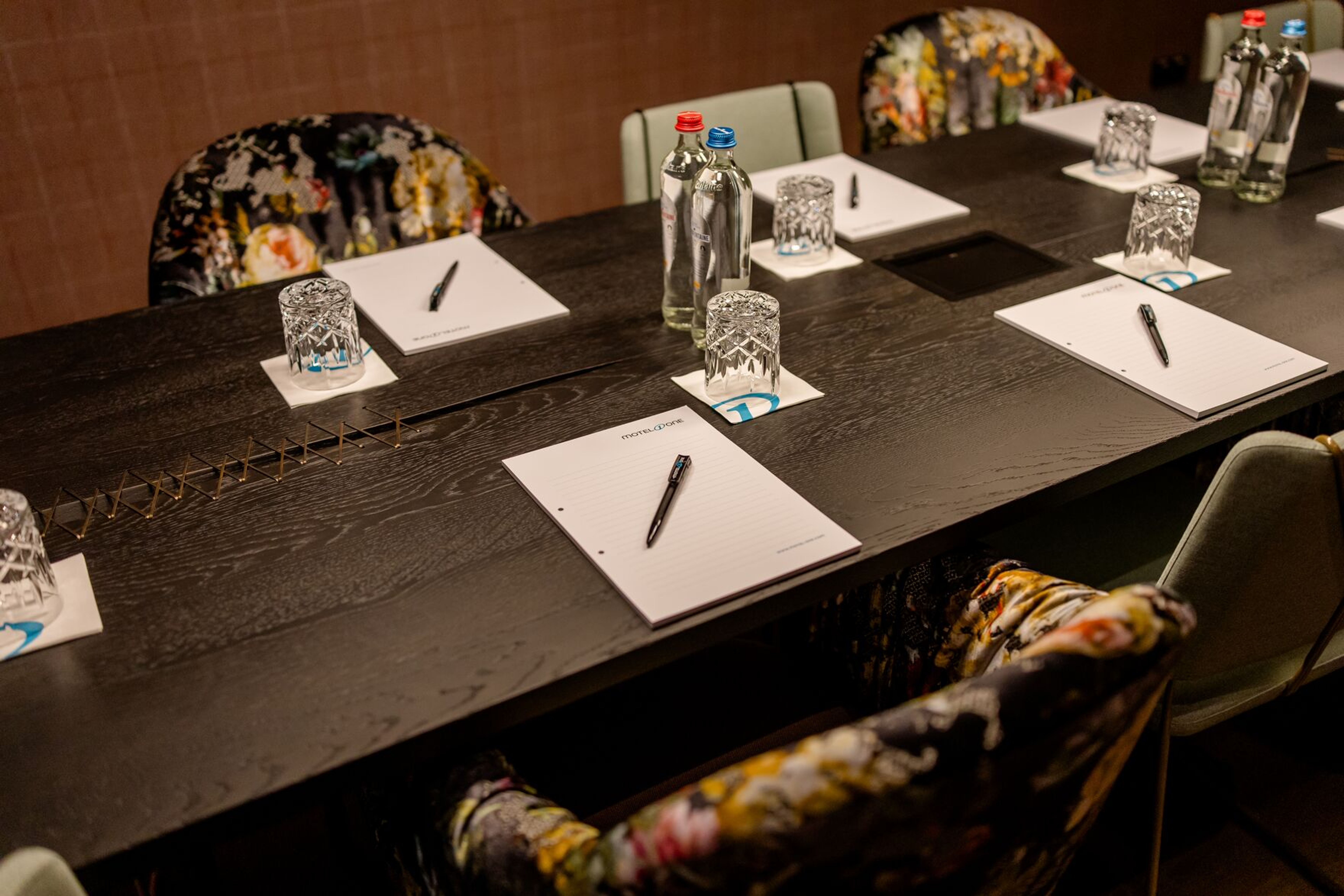 Hotel Antwerpen Motel One Meetingraum Tisch mit Schreibblock Hotel Antwerpen Motel One Meetingraum Tisch mit Schreibblock