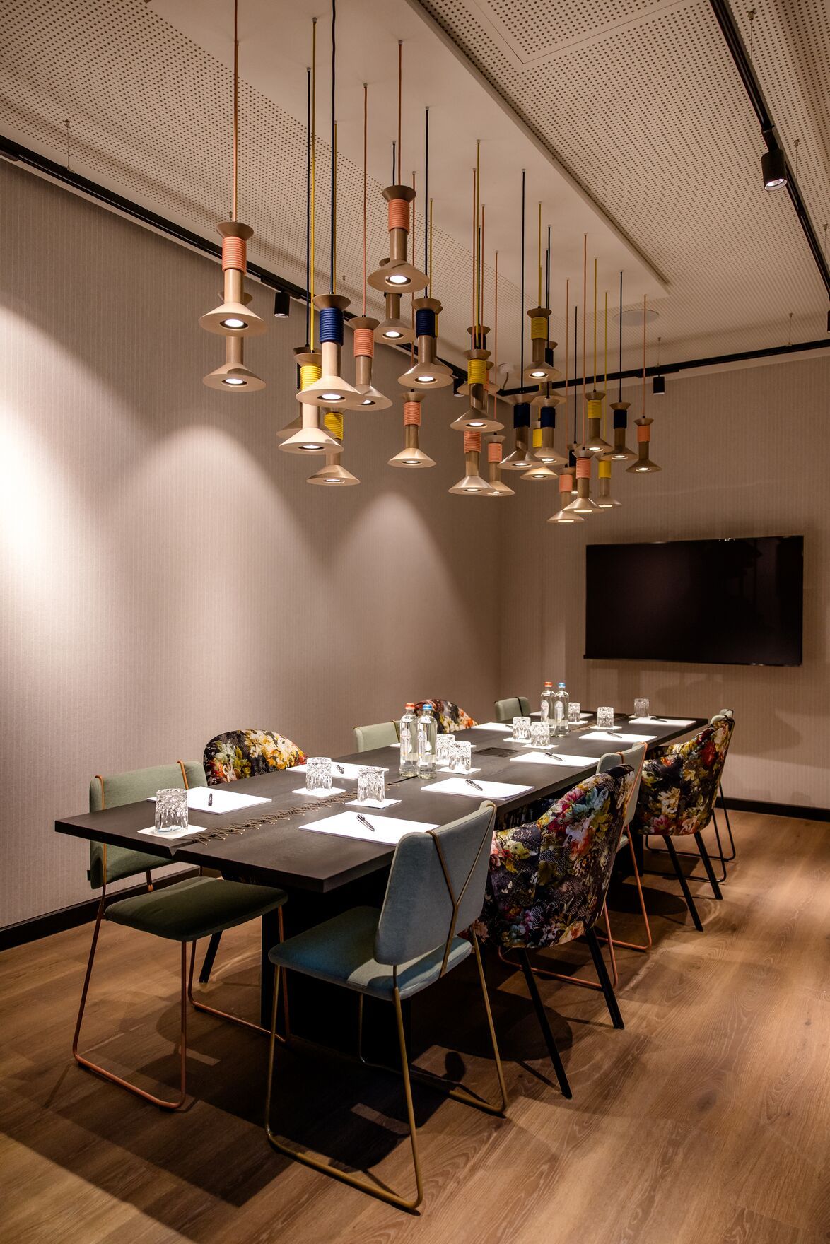 Designhotel Antwerpen Motel One Meetingraum Tisch und TV
