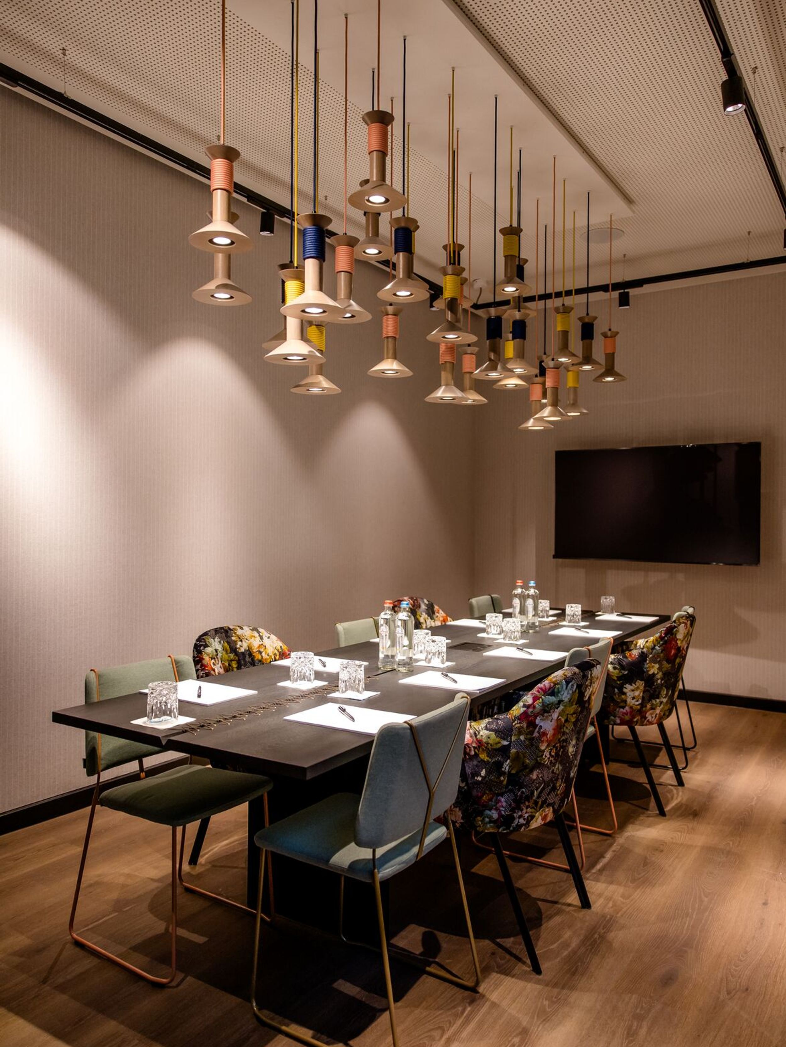 Designhotel Antwerpen Motel One Meetingraum Tisch und TV