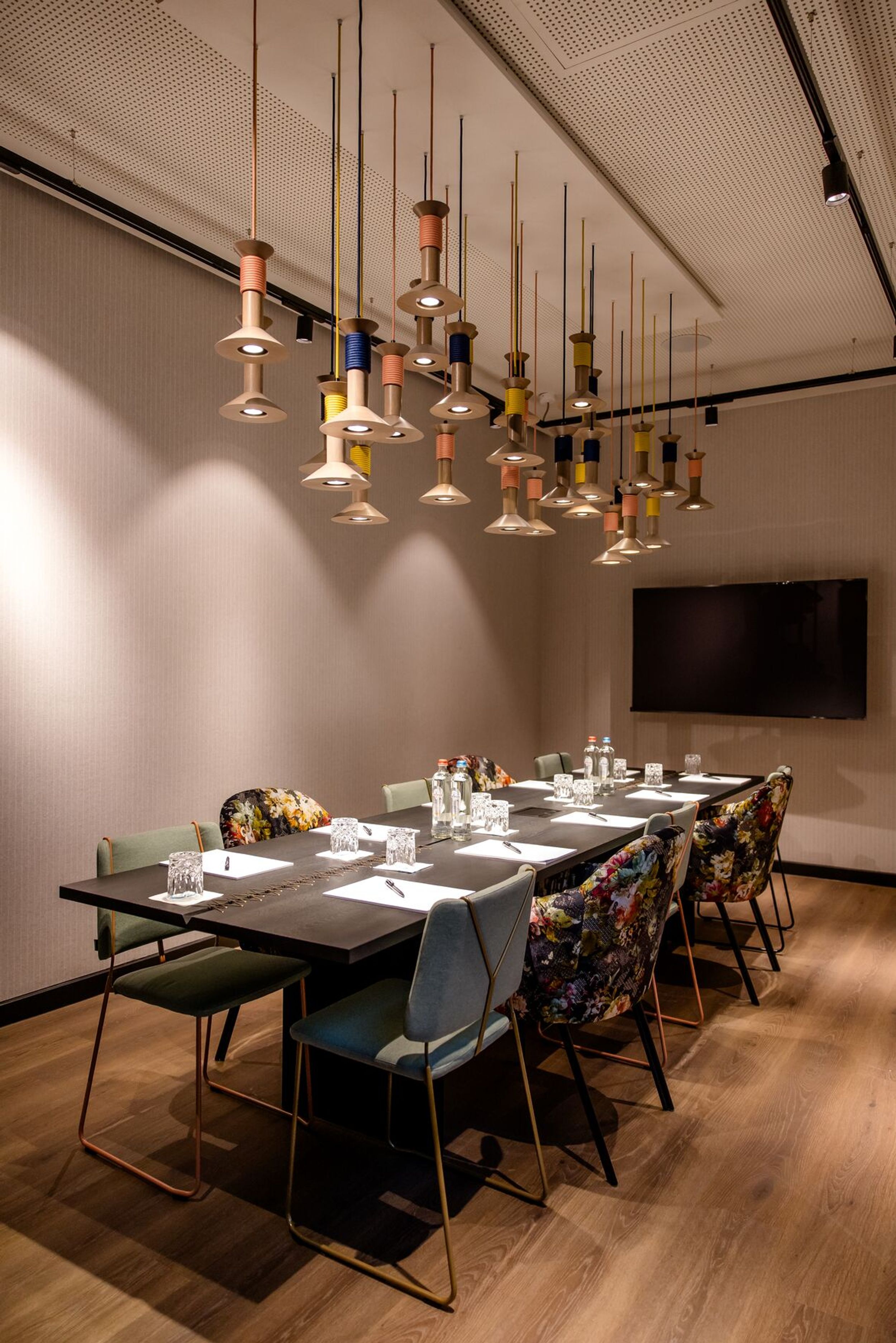Designhotel Antwerpen Motel One Meetingraum Tisch und TV