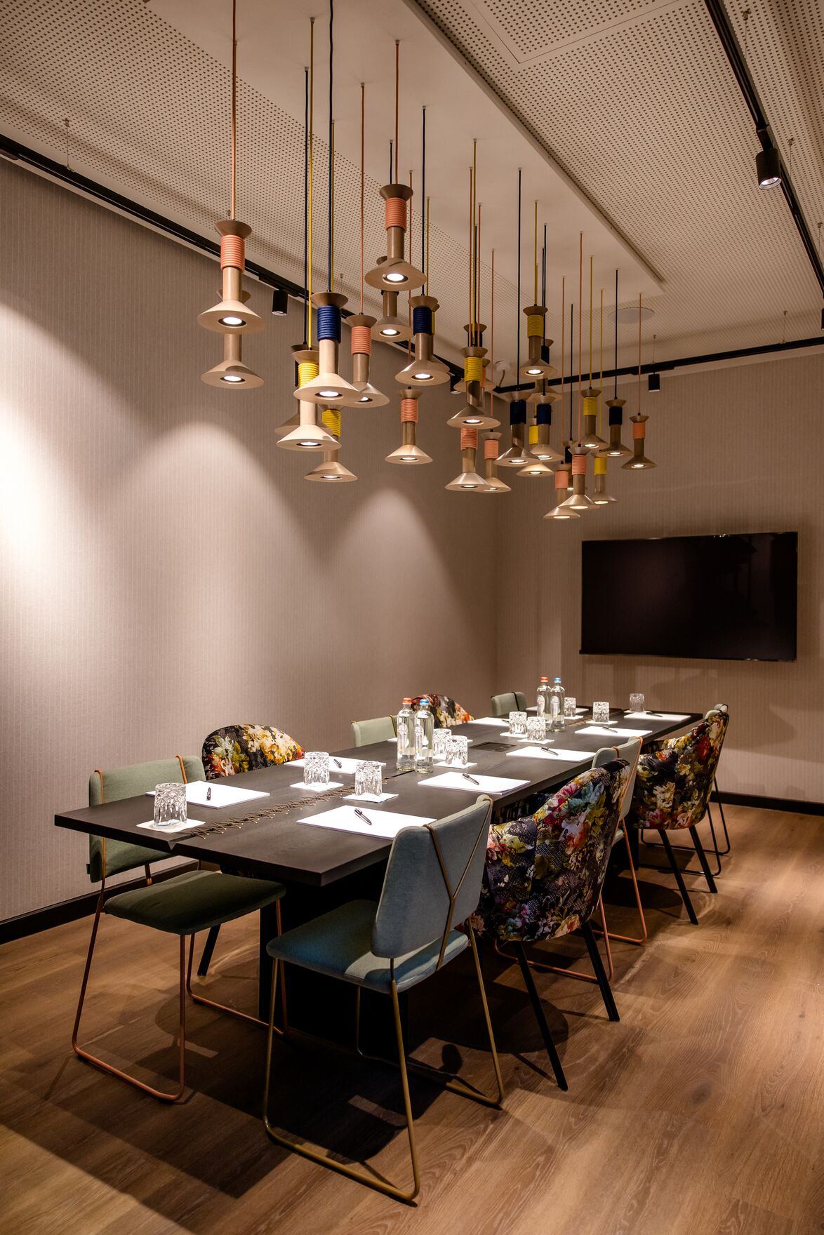 Designhotel Antwerpen Motel One Meetingraum Tisch und TV Designhotel Antwerpen Motel One Meetingraum Tisch und TV