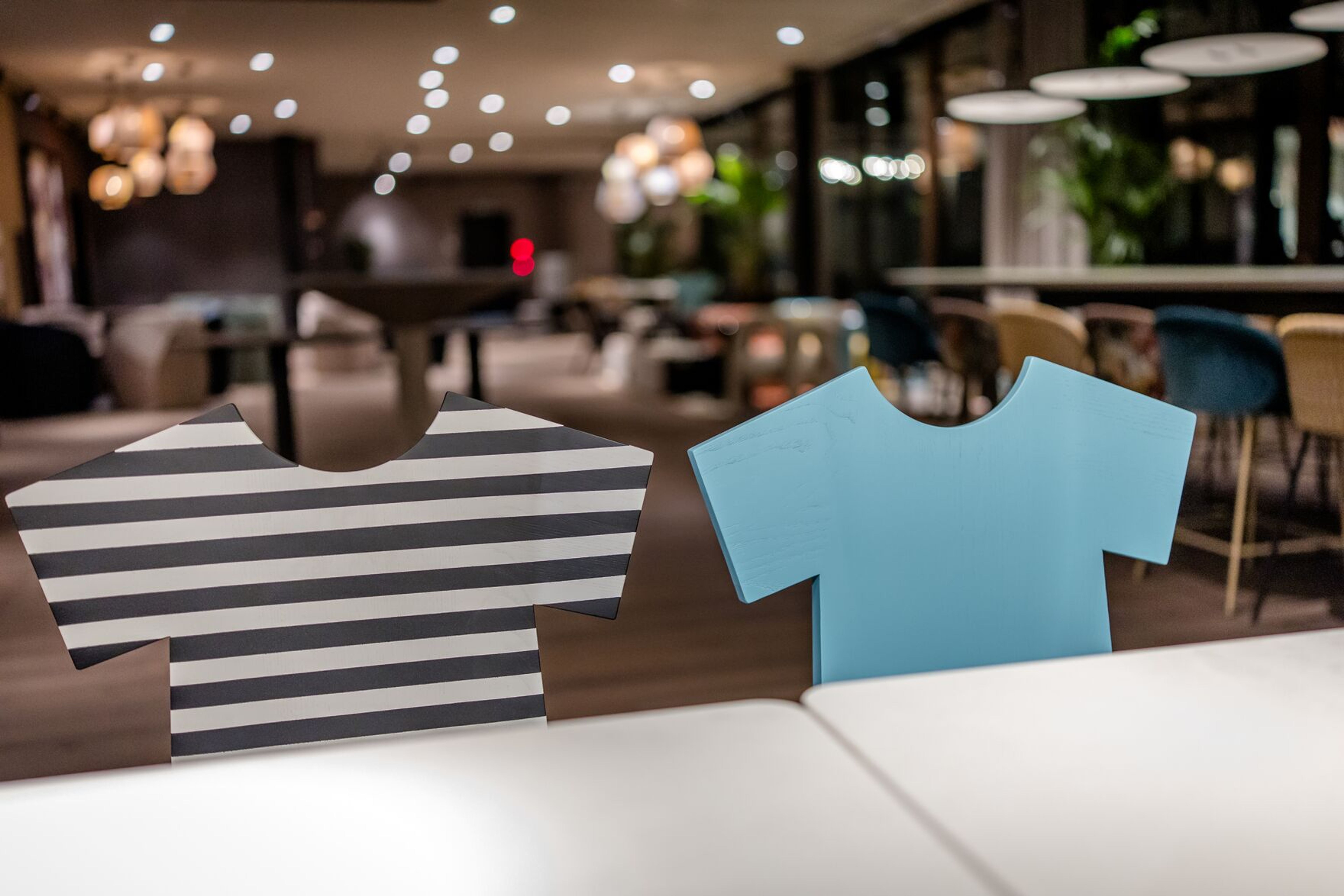 Hotel Antwerpen Motel One Tisch und zwei Stühle in Form von T-Shirts Hotel Antwerpen Motel One Tisch und zwei Stühle in Form von T-Shirts