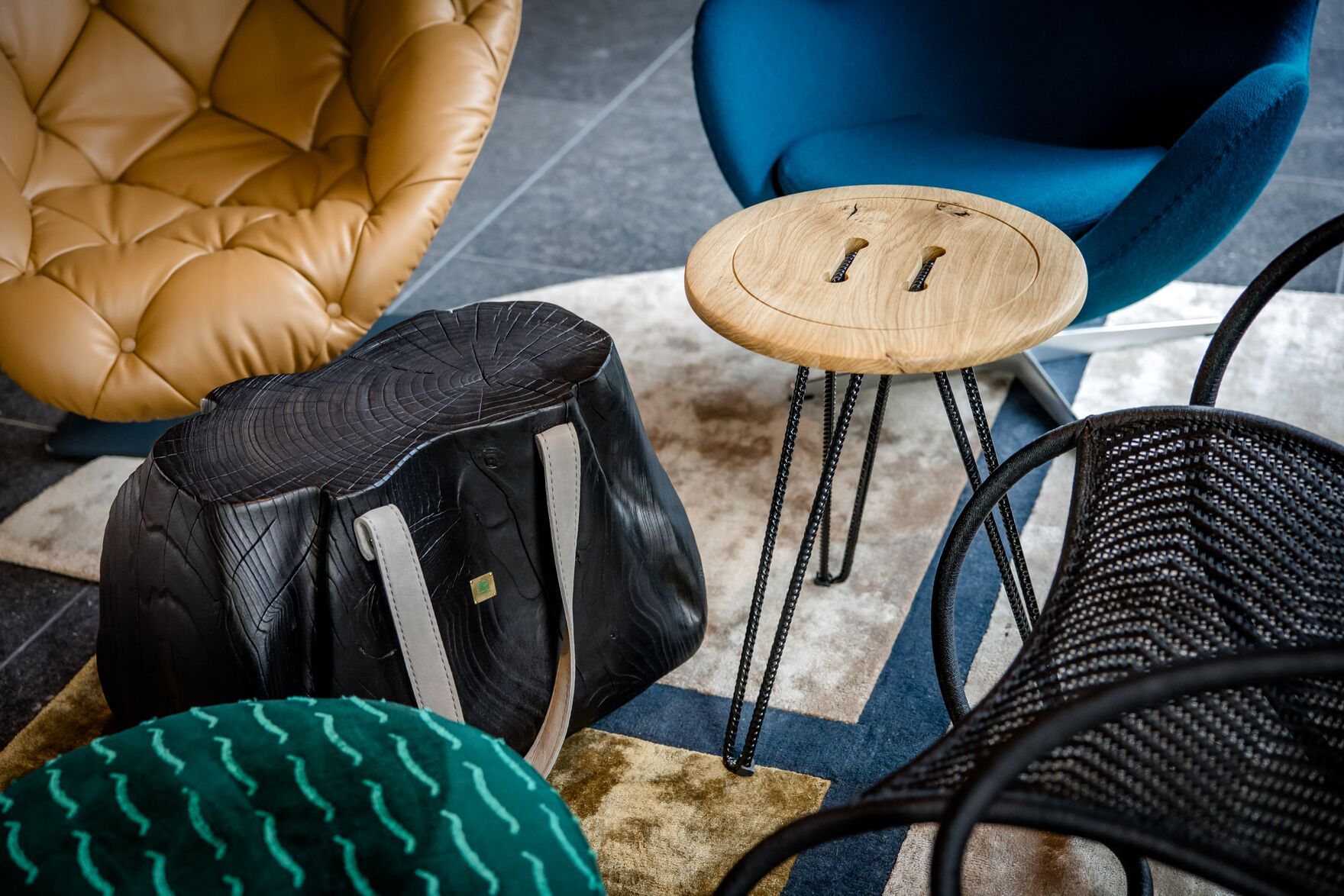 Hotel Antwerpen Motel One Lounge Nahaufnahme Stühle und Beistelltische