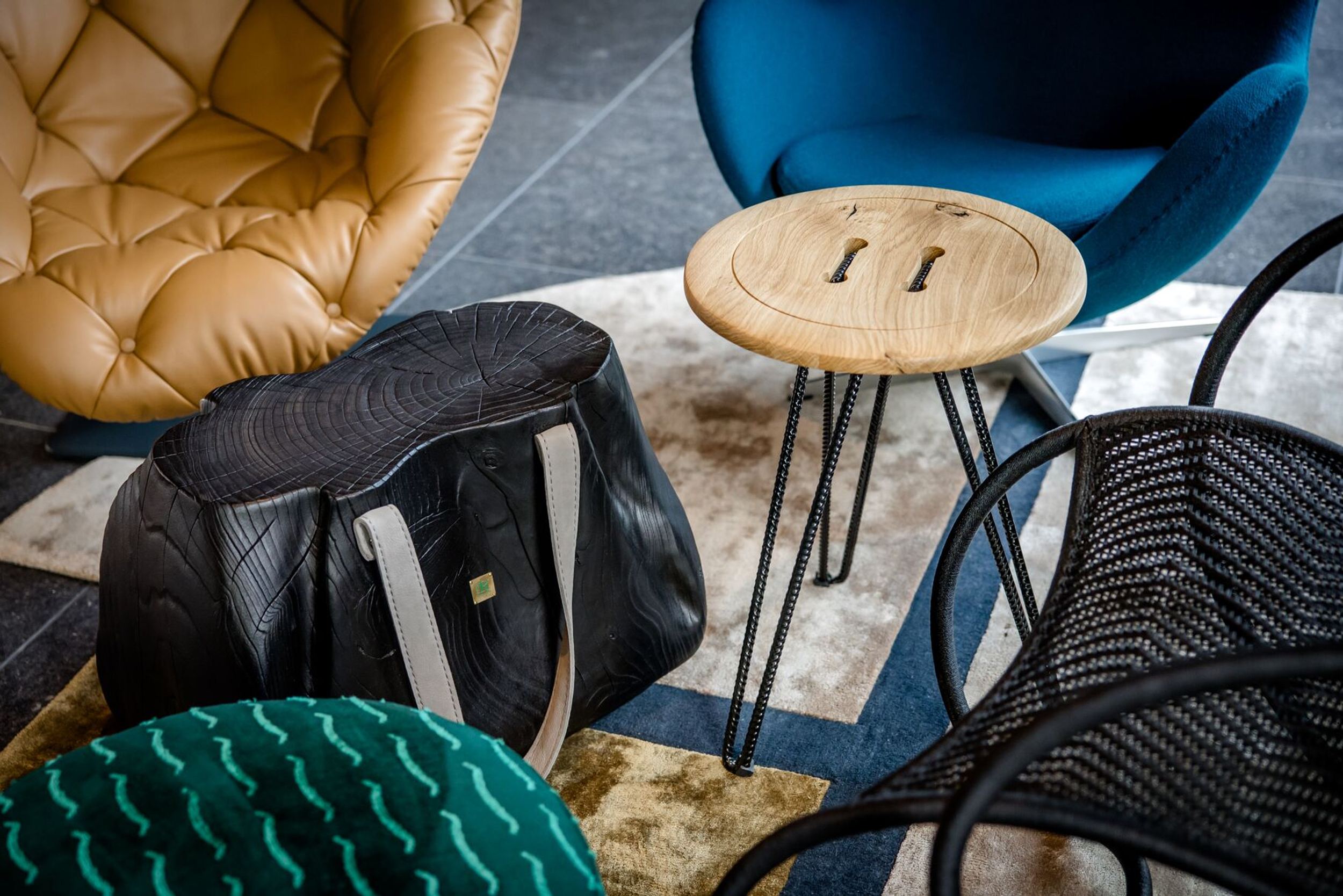 Hotel Antwerpen Motel One Lounge Nahaufnahme Stühle und Beistelltische