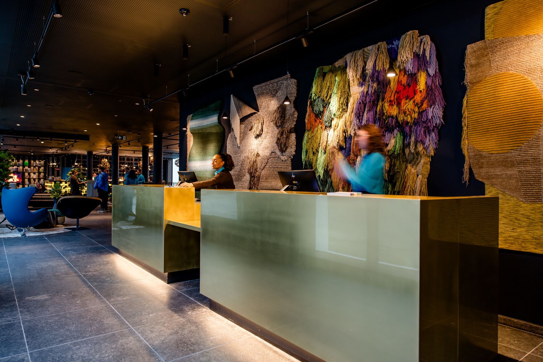 Designhotel Antwerpen Motel One Rezeption Design Teppiche an der Wand