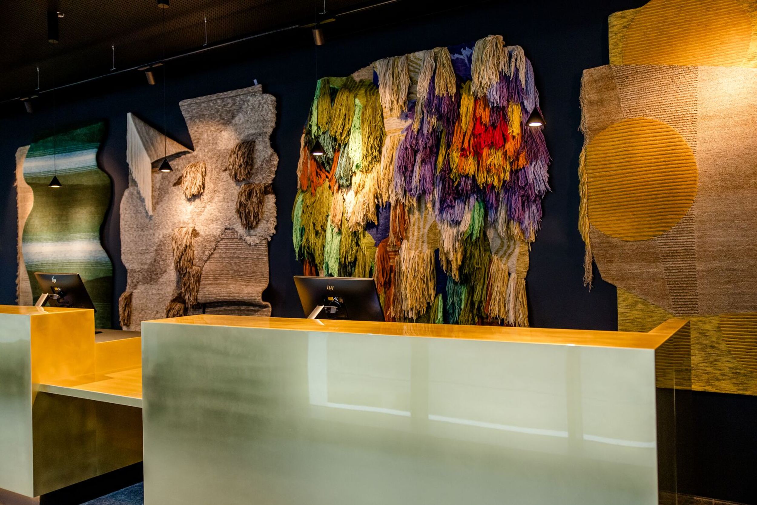 Designhotel Antwerpen Motel One Rezeption mit Wandteppichen