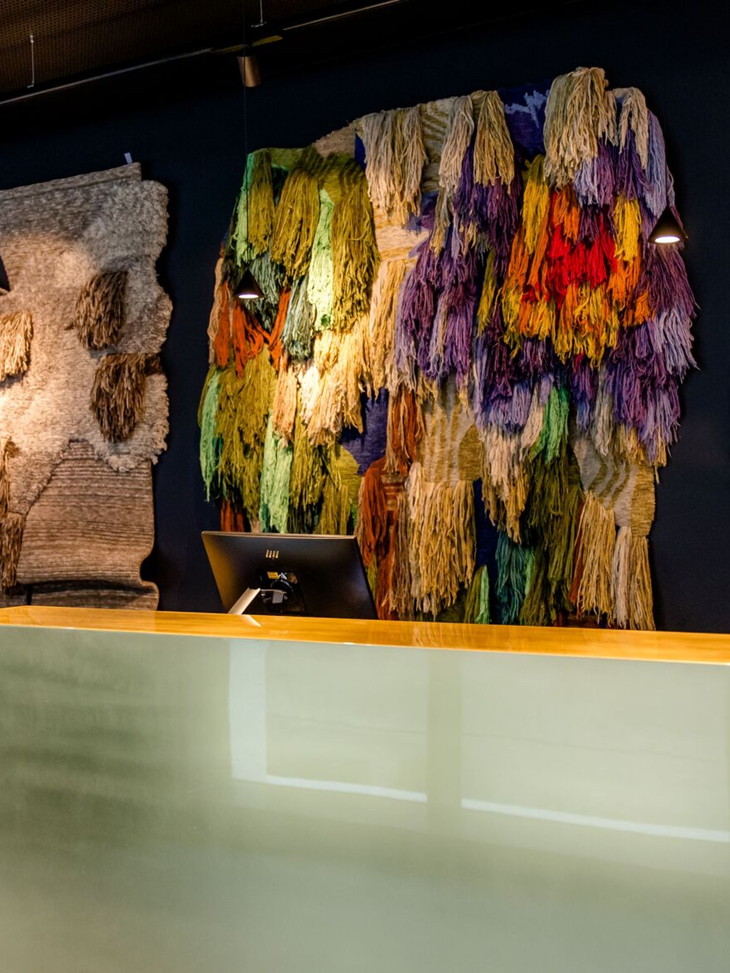 Designhotel Antwerpen Motel One Rezeption mit Wandteppichen
