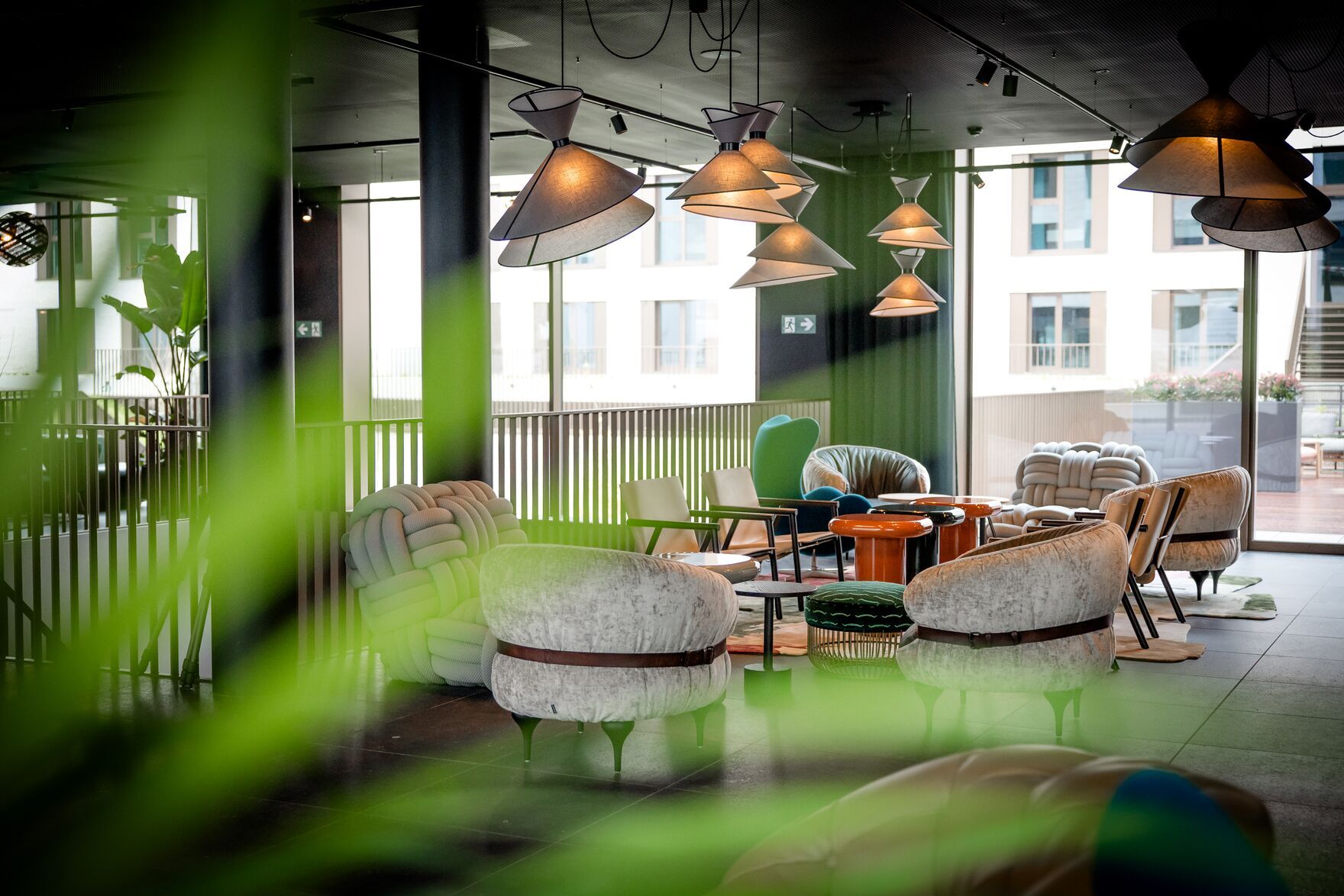 Designhotel Antwerpen Motel One Lounge Blick durch Pflanze