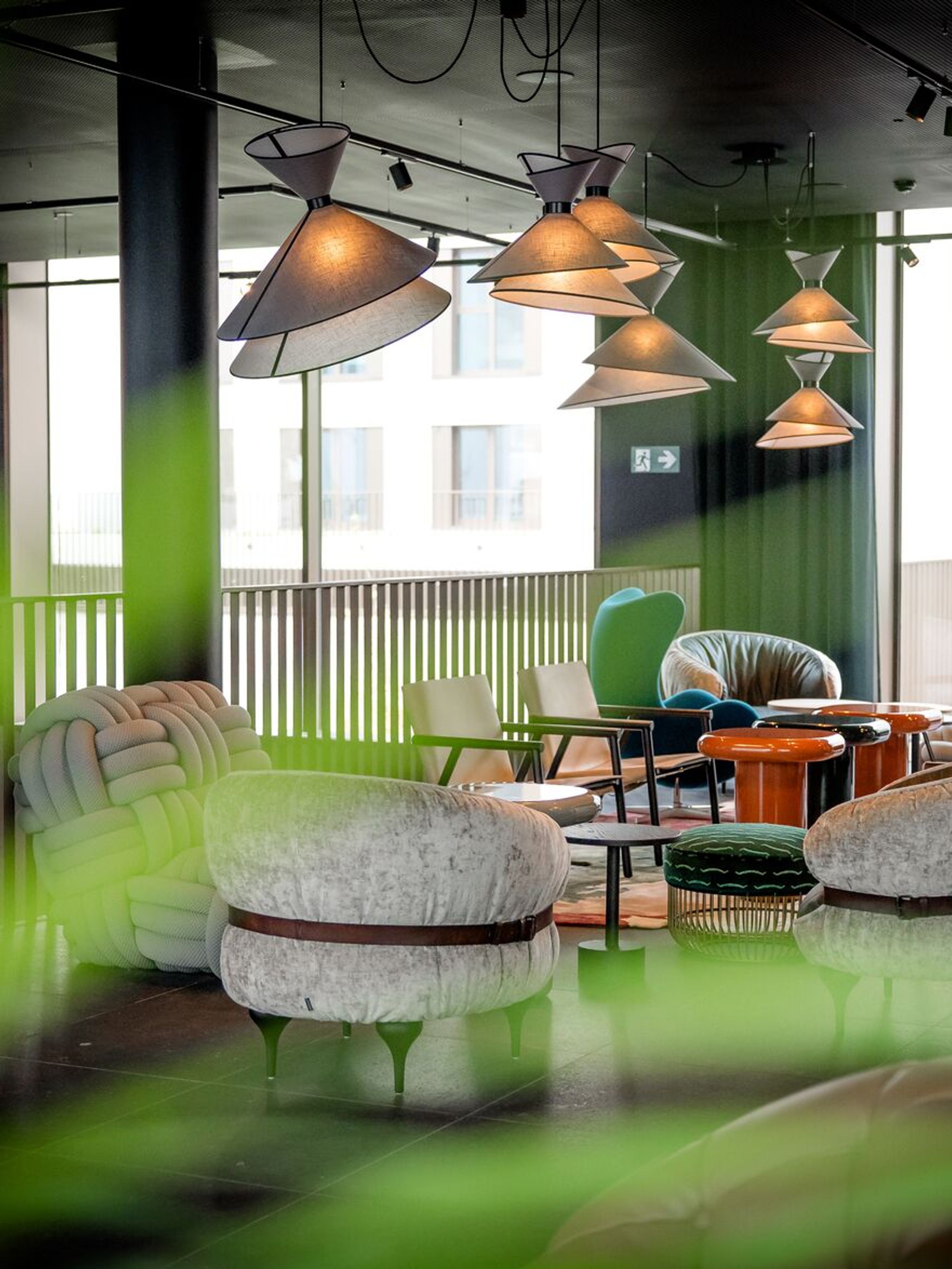 Designhotel Antwerpen Motel One Lounge Blick durch Pflanze