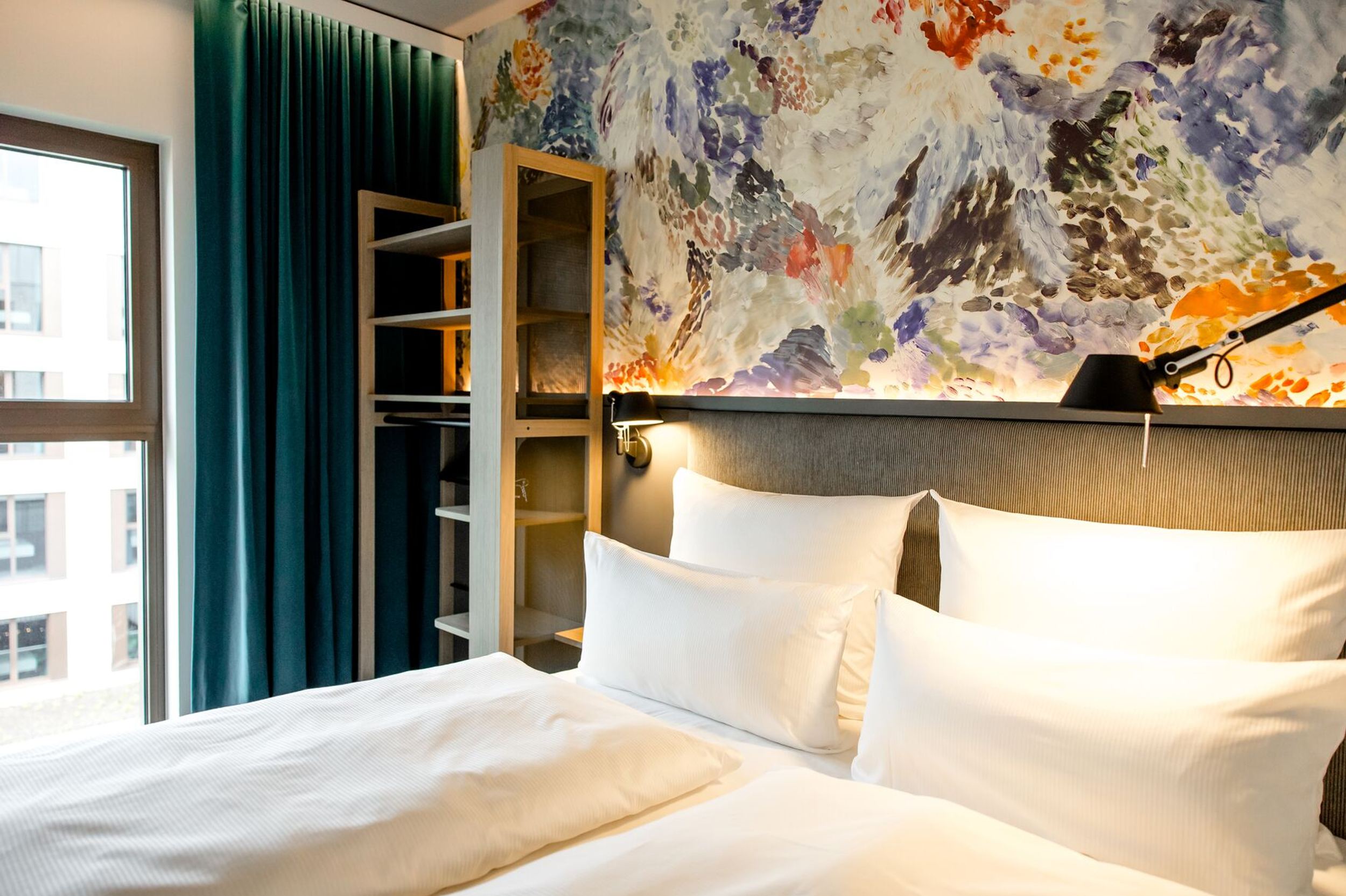Designhotel Antwerpen Motel One Hotelzimmer mit großem Bett