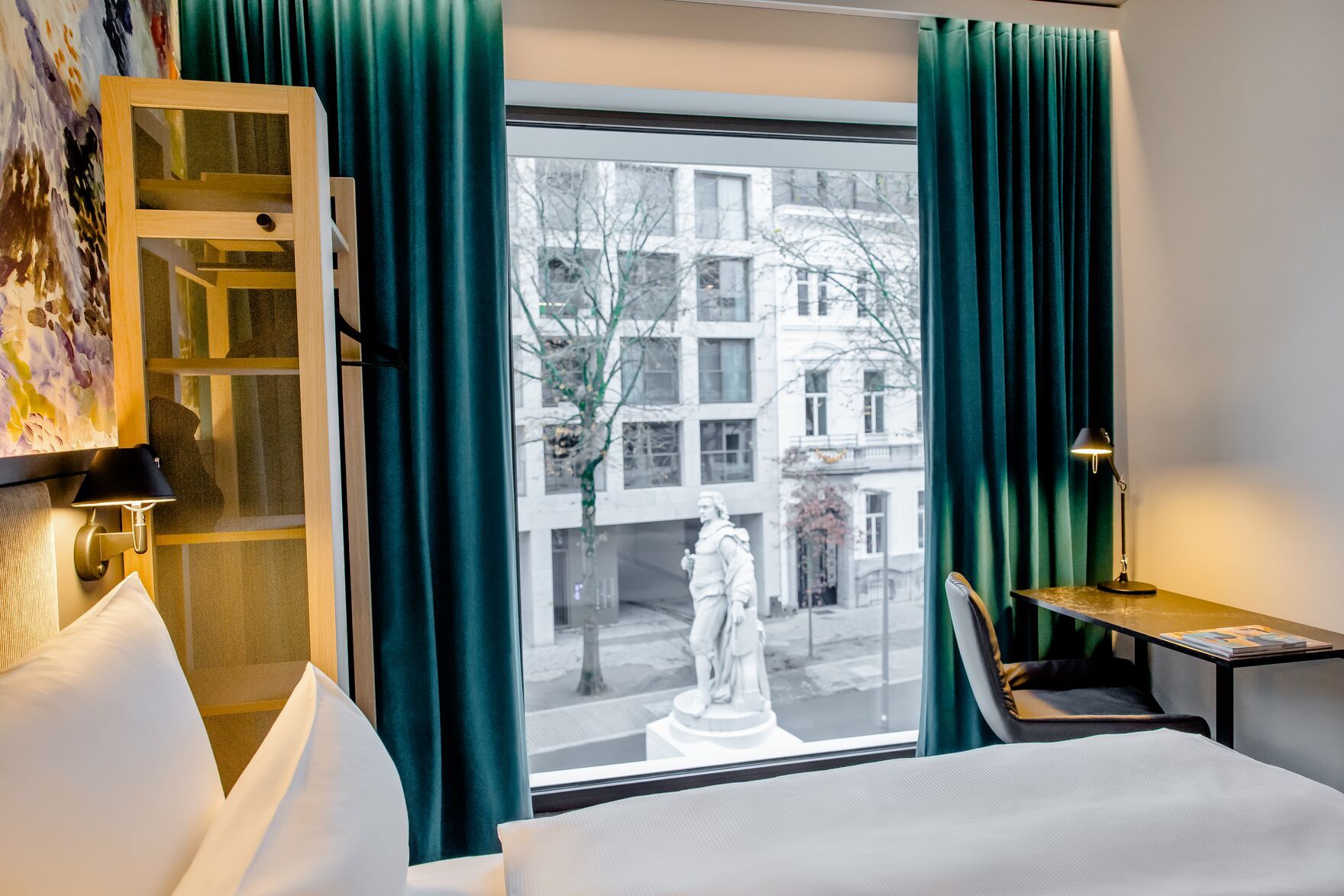Designhotel Antwerpen Motel One Zimmer mit bodentiefem Fenster