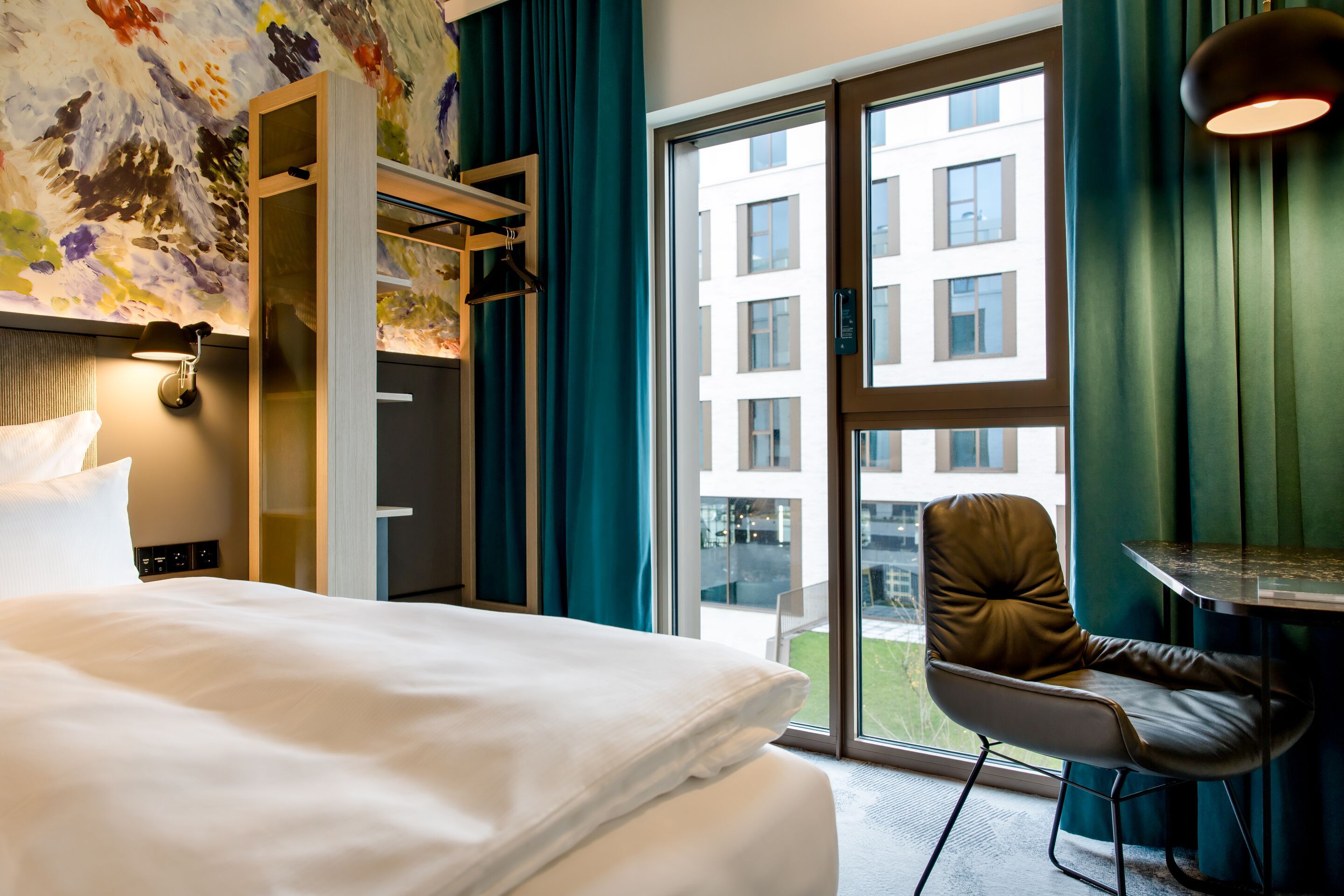 Hotel Antwerpen Motel One Zimmer mit Gartenblick