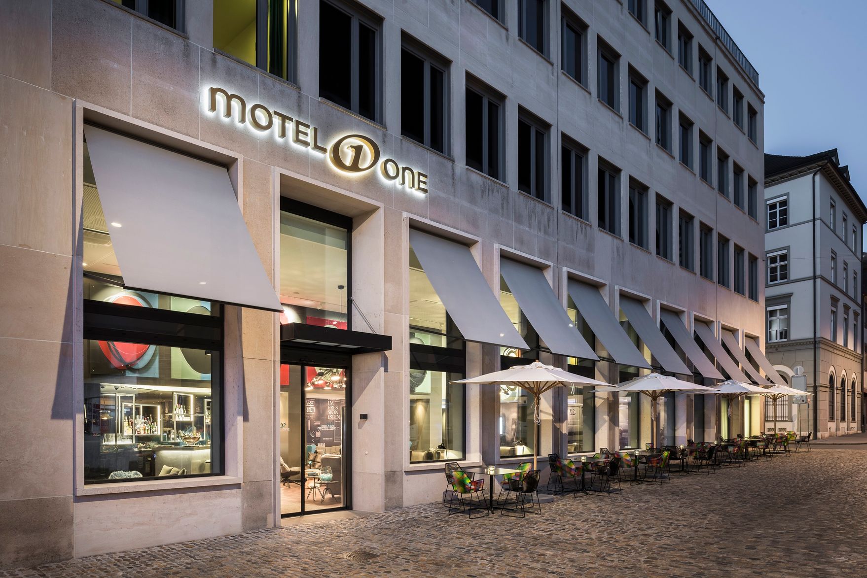 Hotel Basel Motel One Blick von außen auf das Gebäude