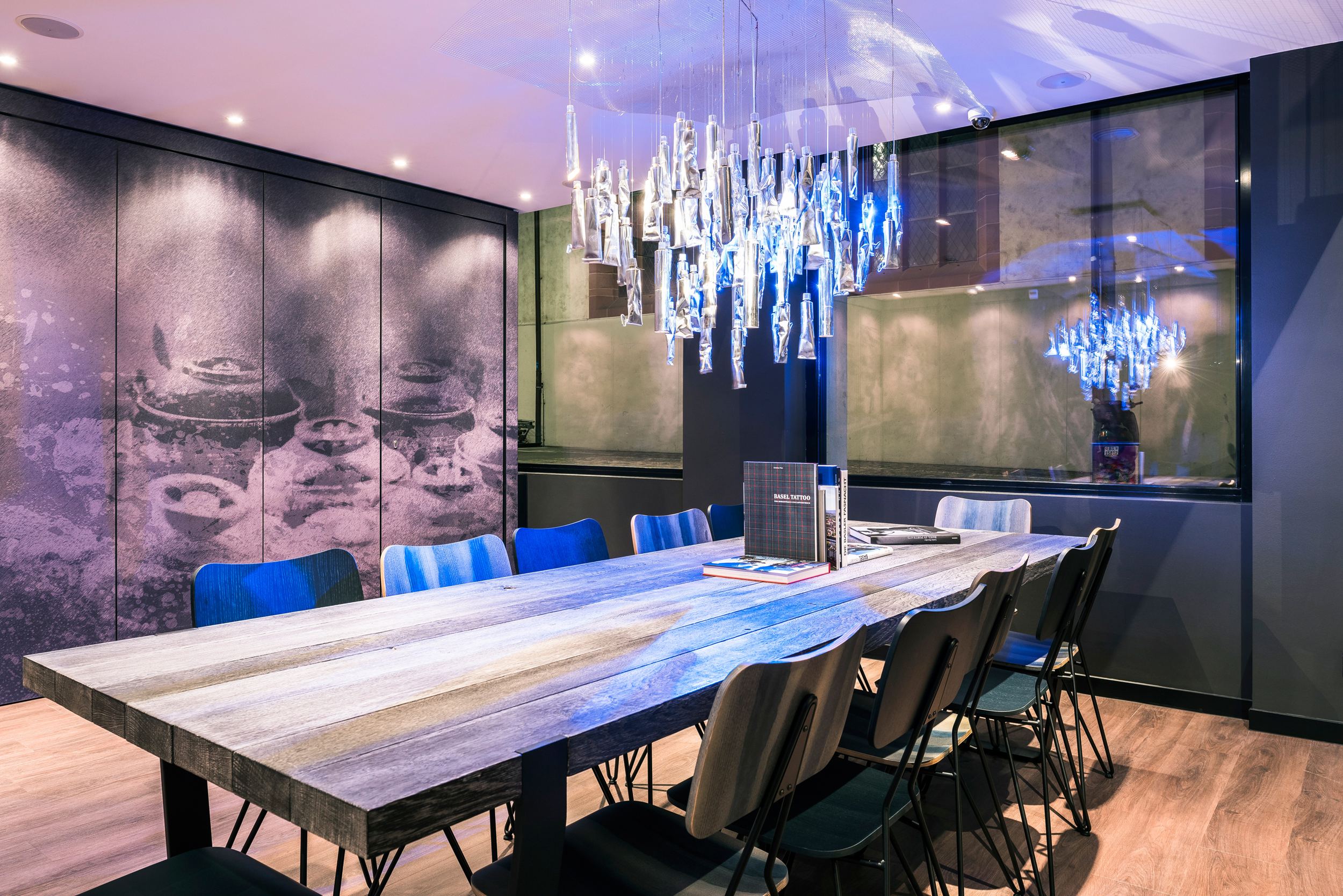 Designhotel Basel Motel One Lounge mit langem Tisch und elf Stühlen