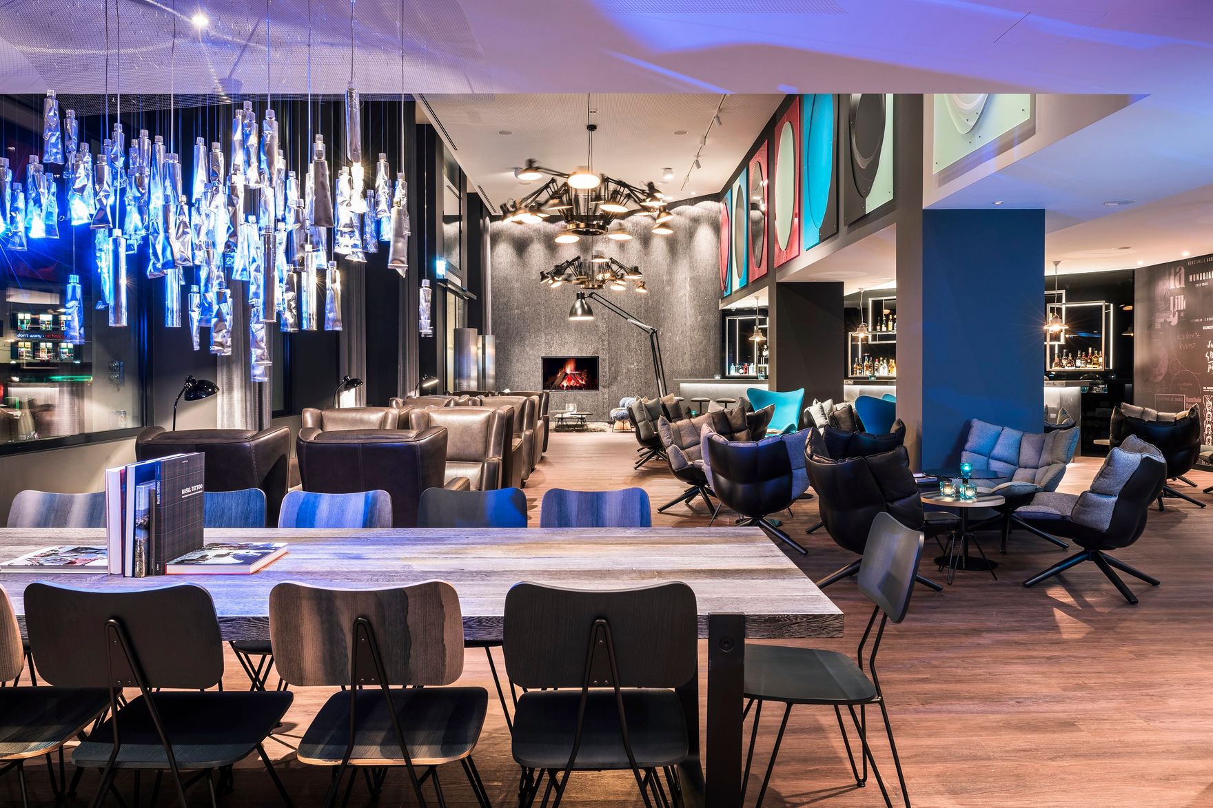Designhotel Basel Motel One große Lounge mit mehreren Sitzgelegenheiten