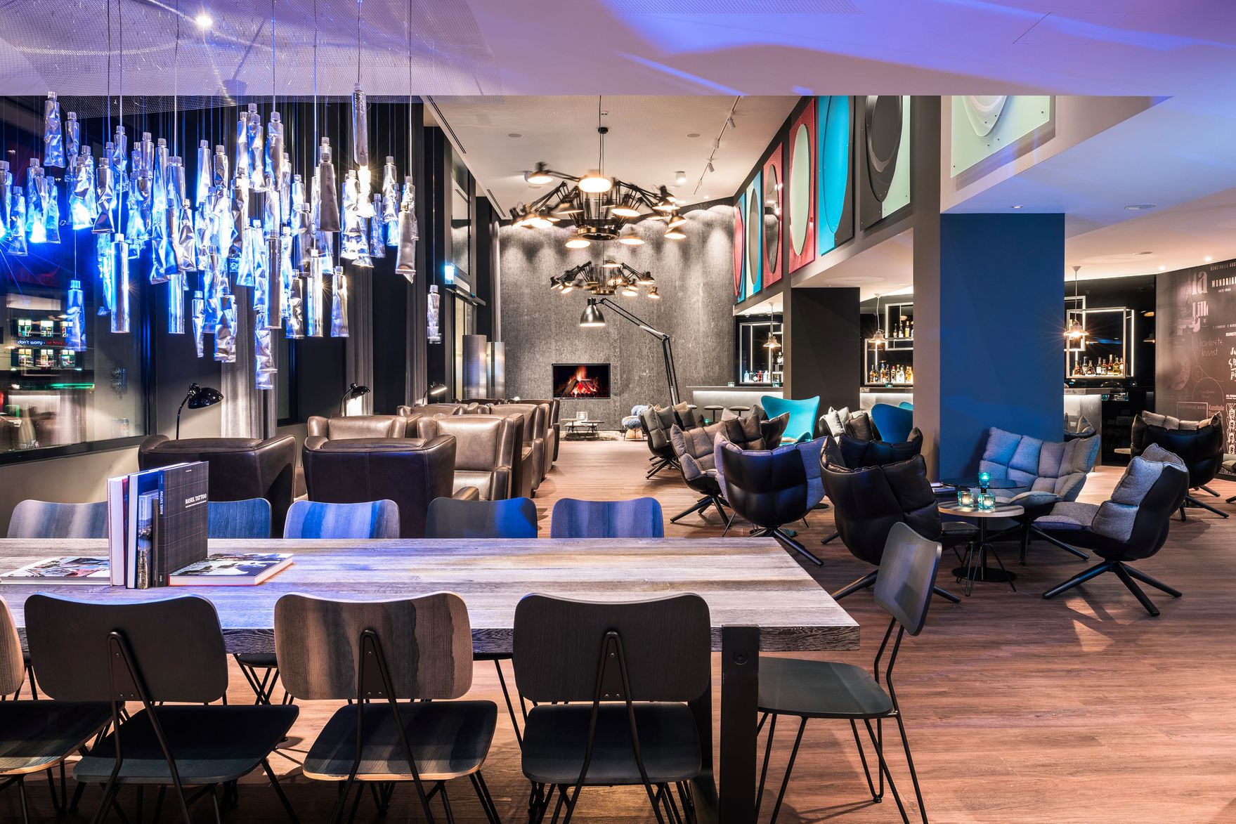 Designhotel Basel Motel One Loungebereich mit Tischen, Stühlen und Sesseln