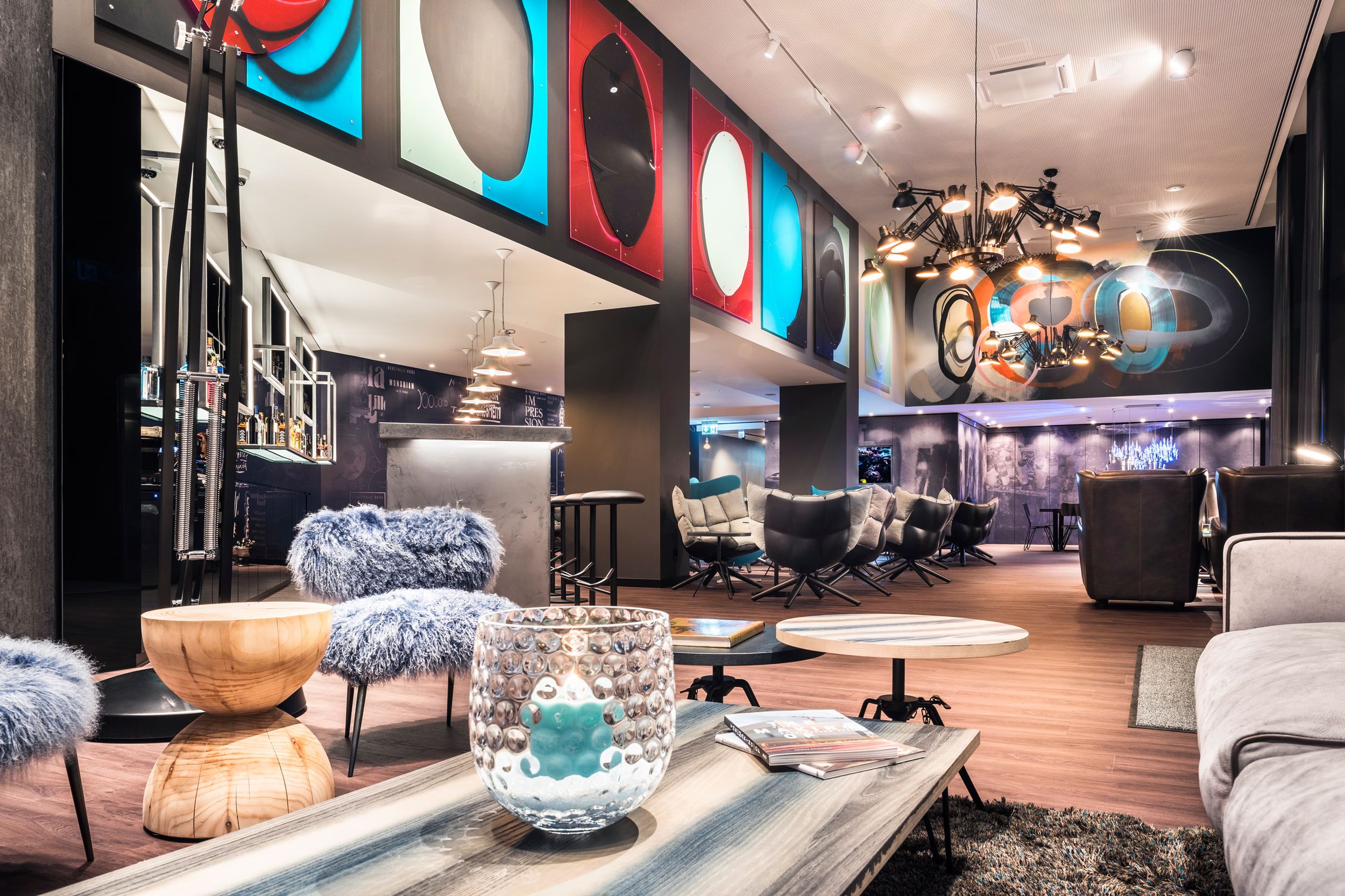 Designhotel Basel Motel One Lounge und Barbereich mit mehreren Sitzgelegenheiten