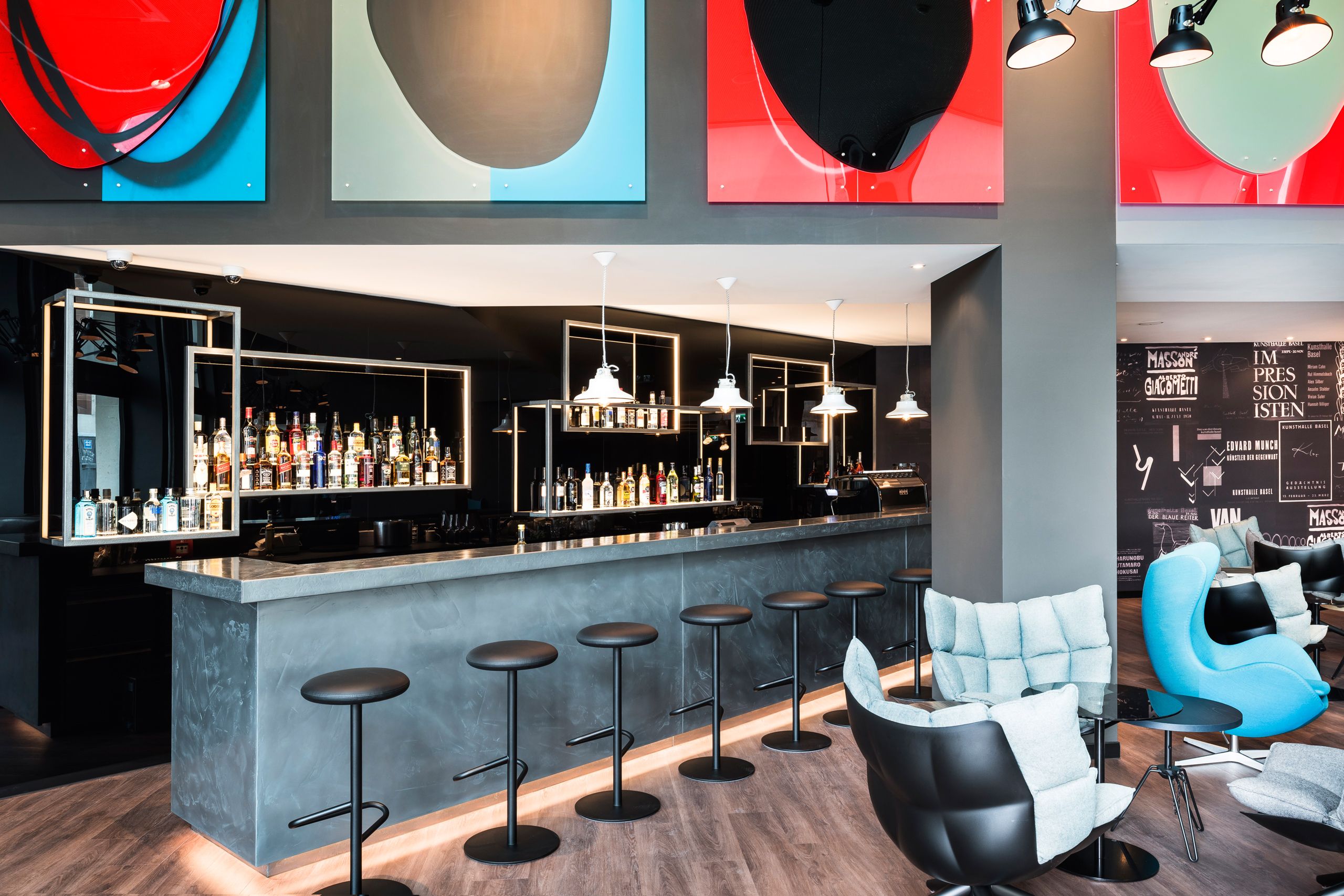 designhotel Basel Motel One view of the long bar with bar stools