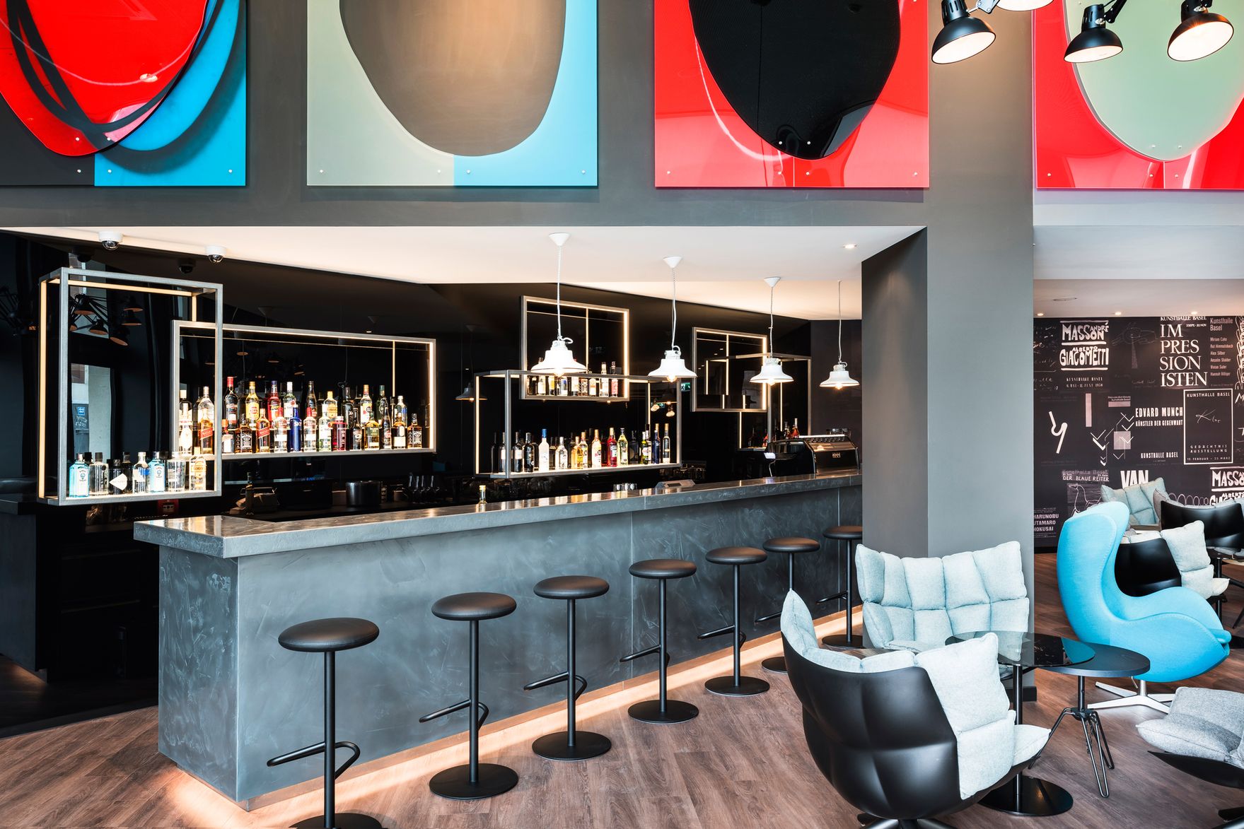 Designhotel Basel Motel One Blick auf die lange Bar mit Barhockern