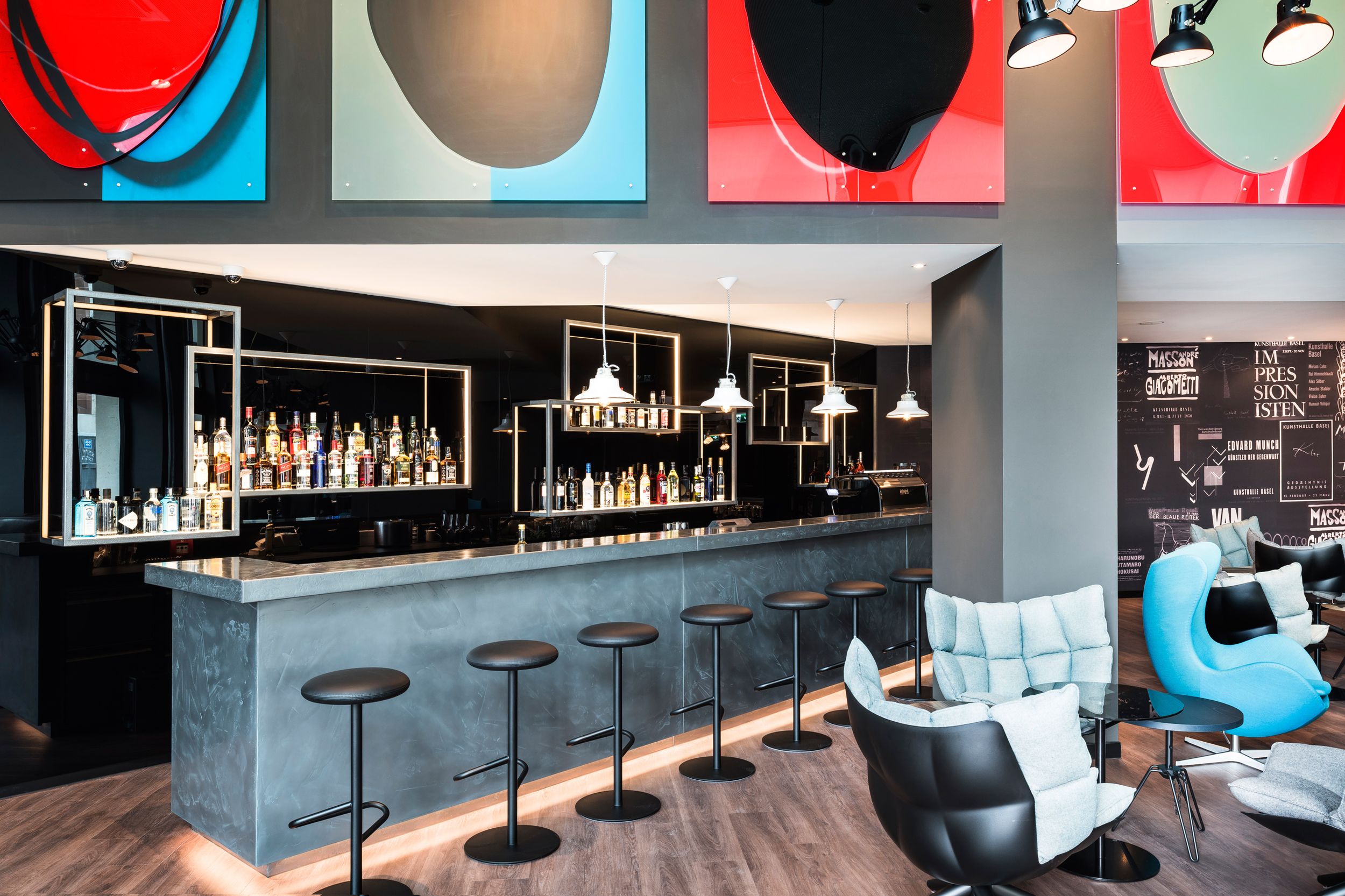 designhotel Basel Motel One view of the long bar with bar stools