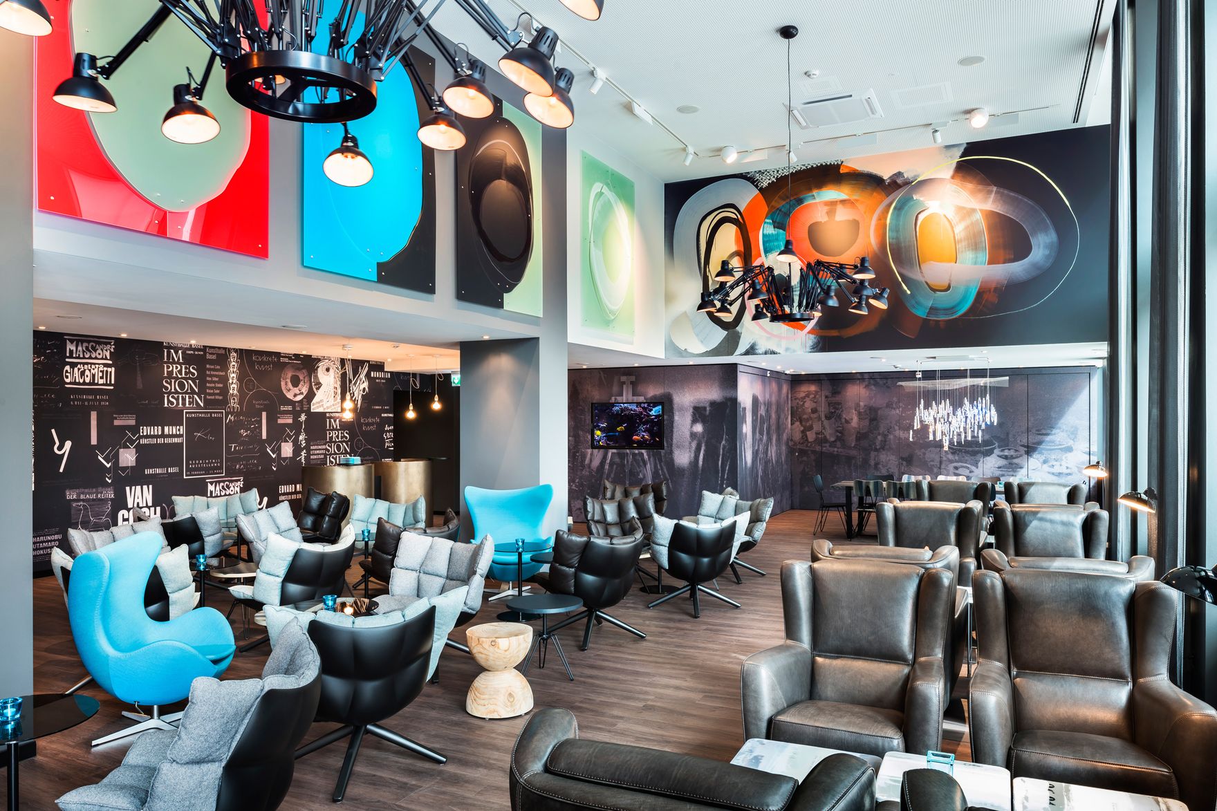 Designhotel Basel Motel One lichtdurchflutete Lounge mit mehreren Sesseln