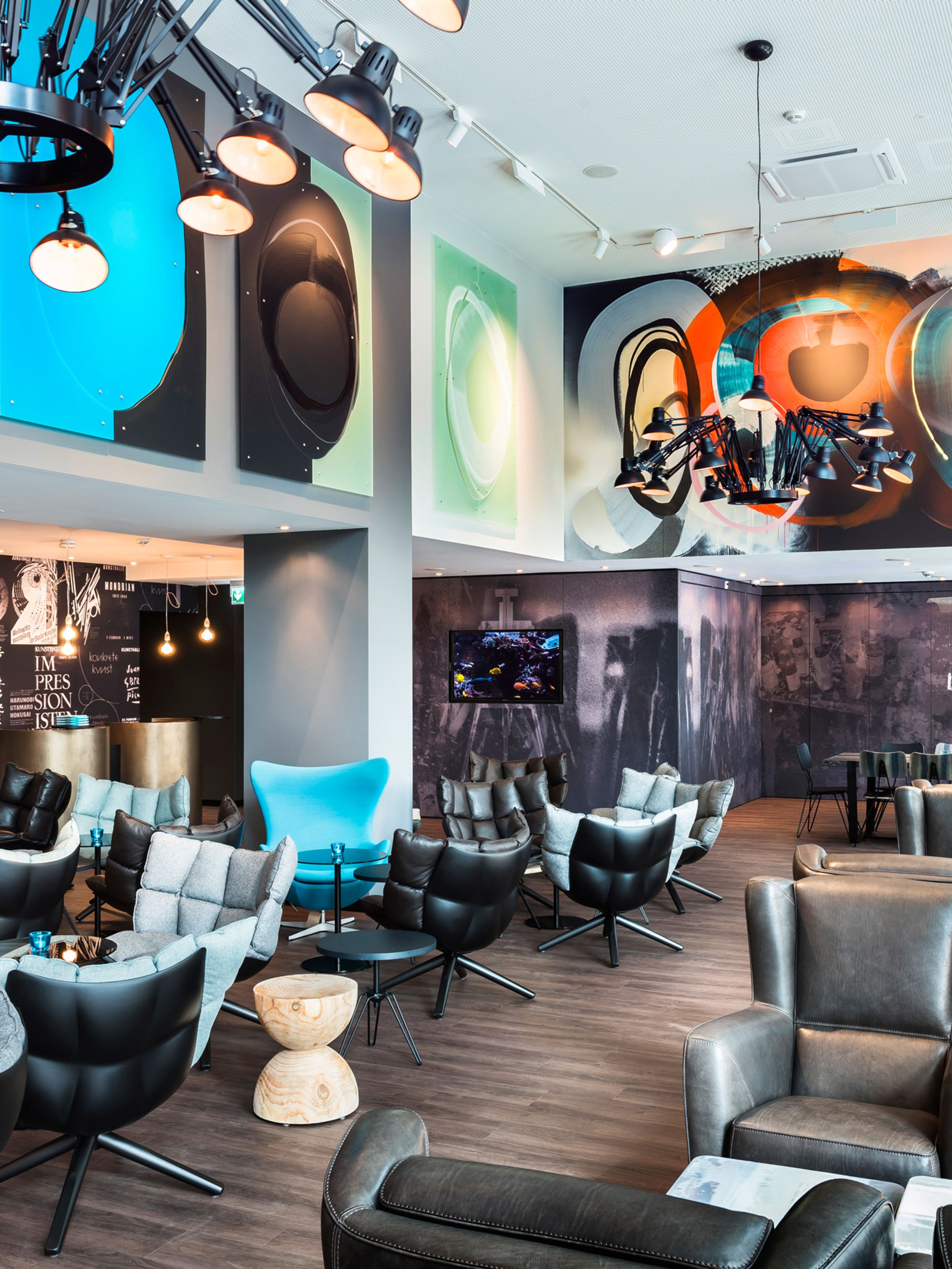 Designhotel Basel Motel One lichtdurchflutete Lounge mit mehreren Sesseln