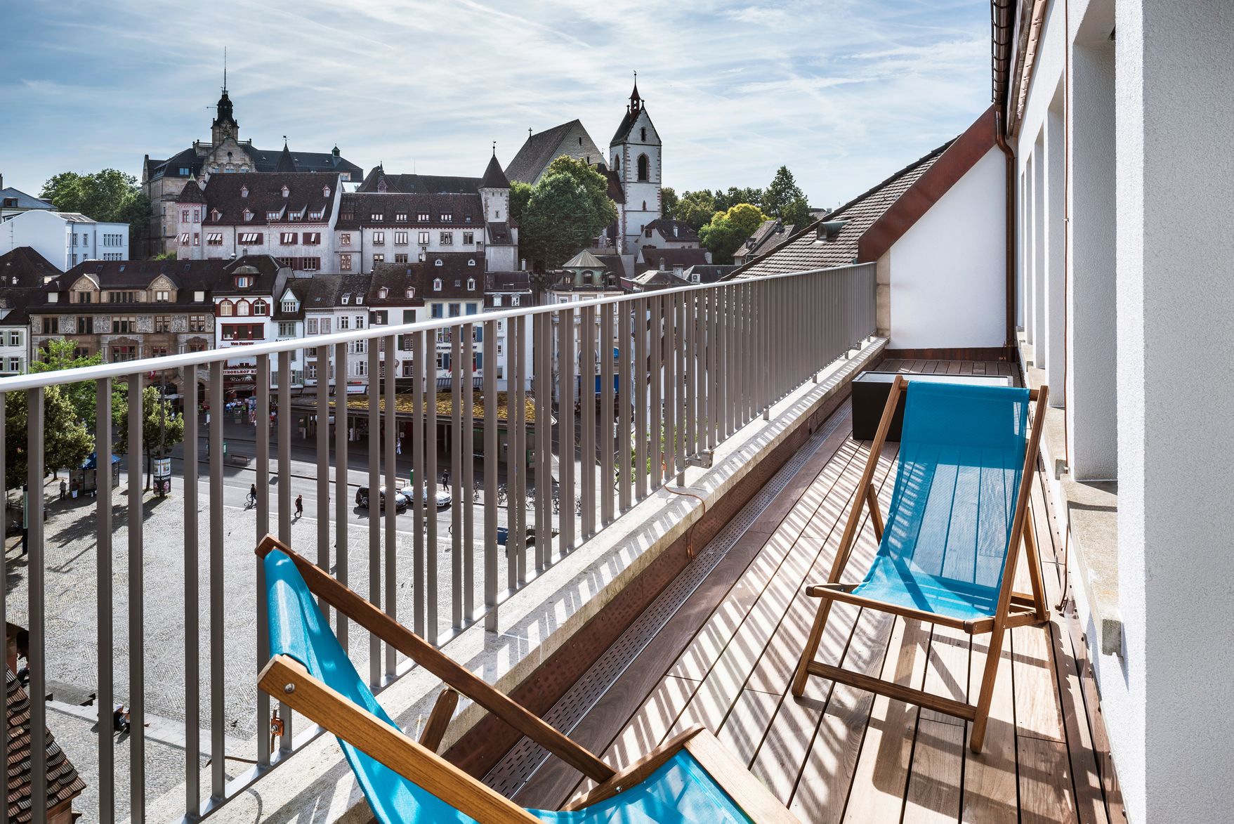 Designhotel Basel Motel One Balkonzimmer mit zwei Liegestühlen auf einem Balkon