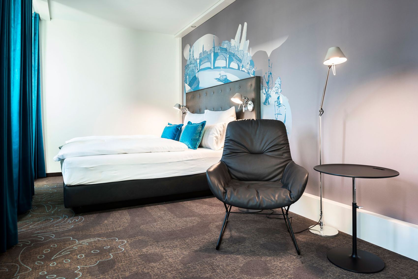 Hotel Motel One Basel kleines Zimmer mit Kingsize Bett