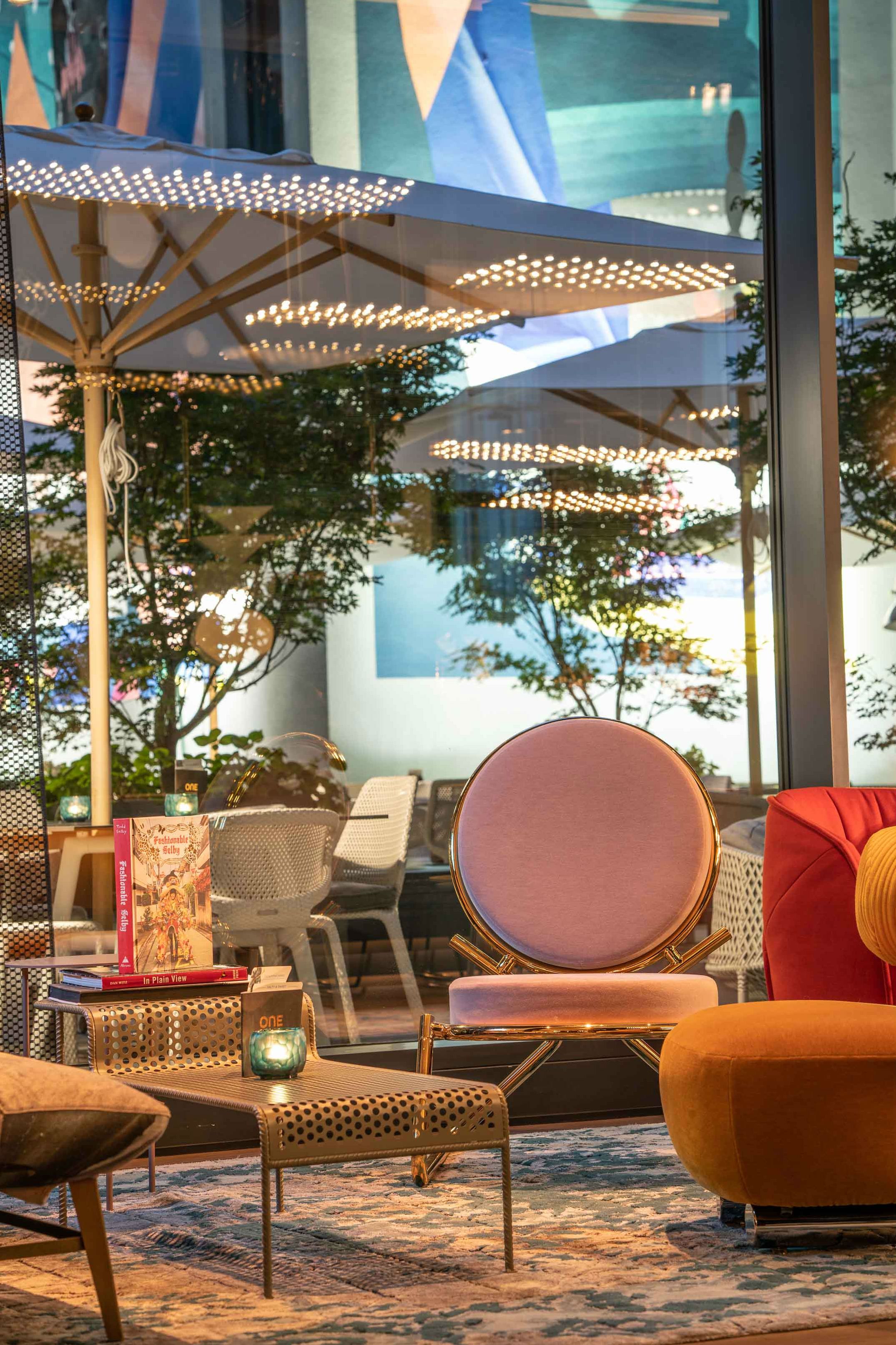 Hotel Berlin Alexanderplatz Motel One Außenbereich mit Sitzgelegenheiten