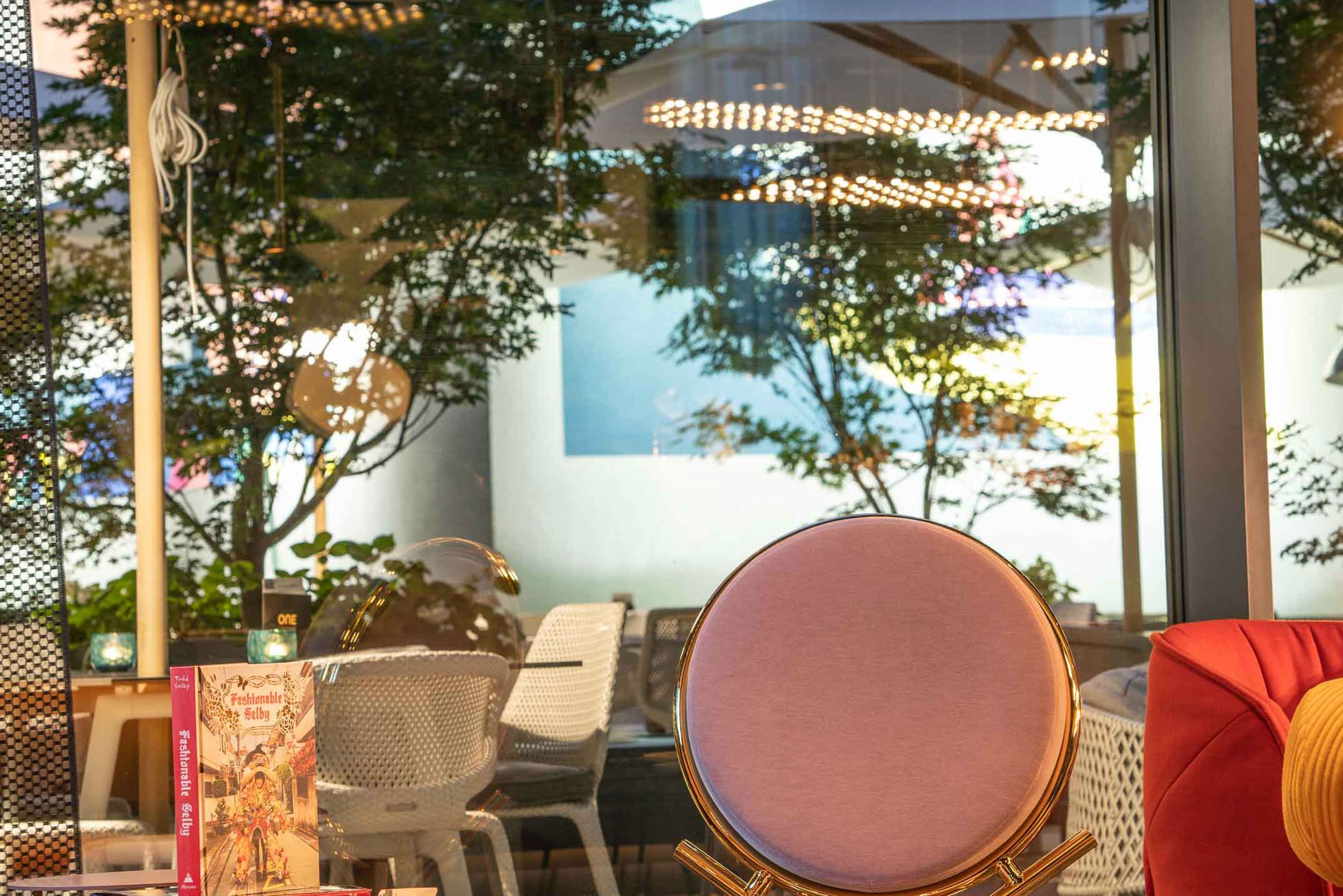 Hotel Berlin Alexanderplatz Motel One Außenbereich mit Sitzgelegenheiten