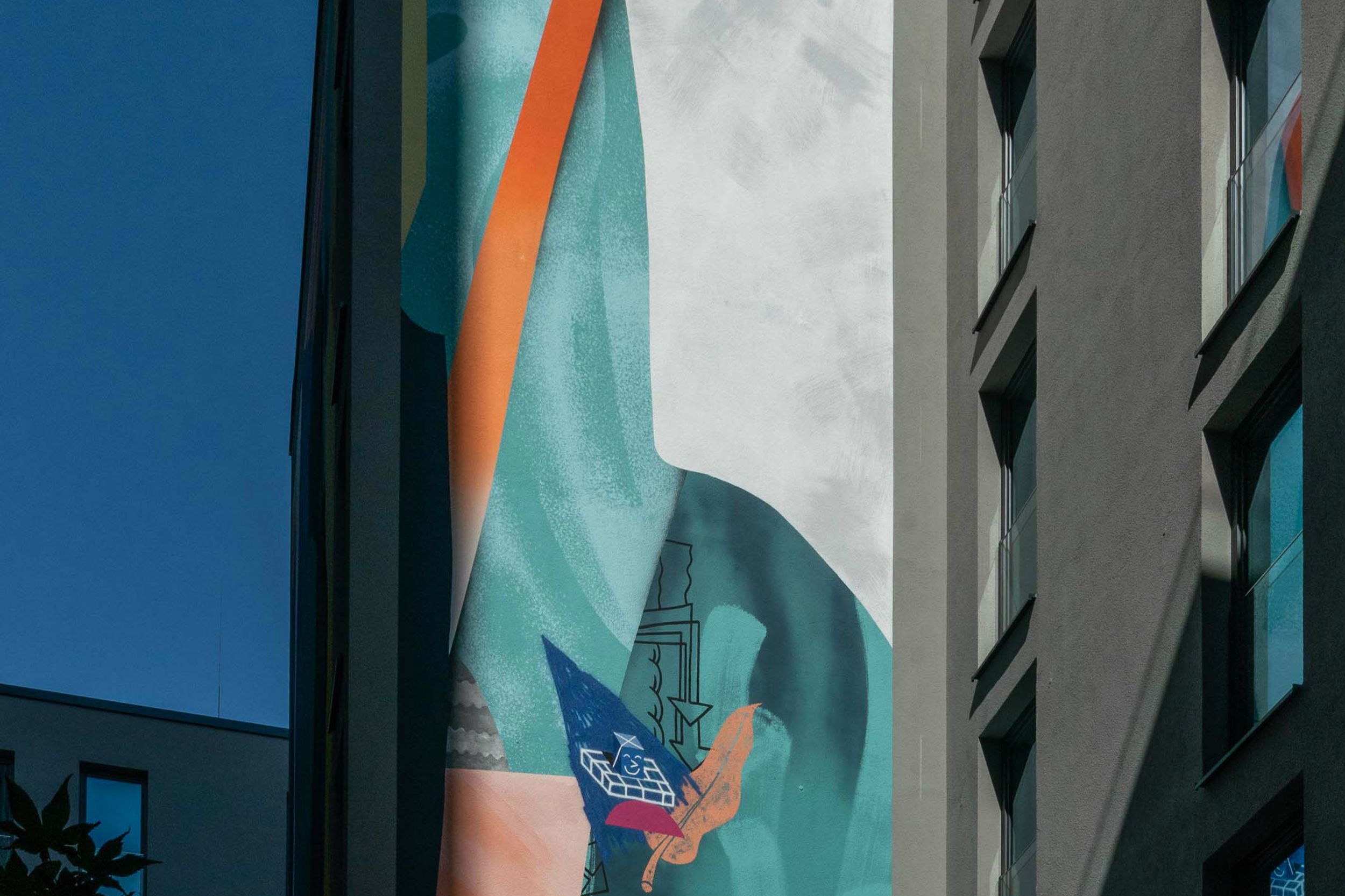 Designhotel Berlin Alexanderplatz Motel One Fassade mit Gemälde an der Wand