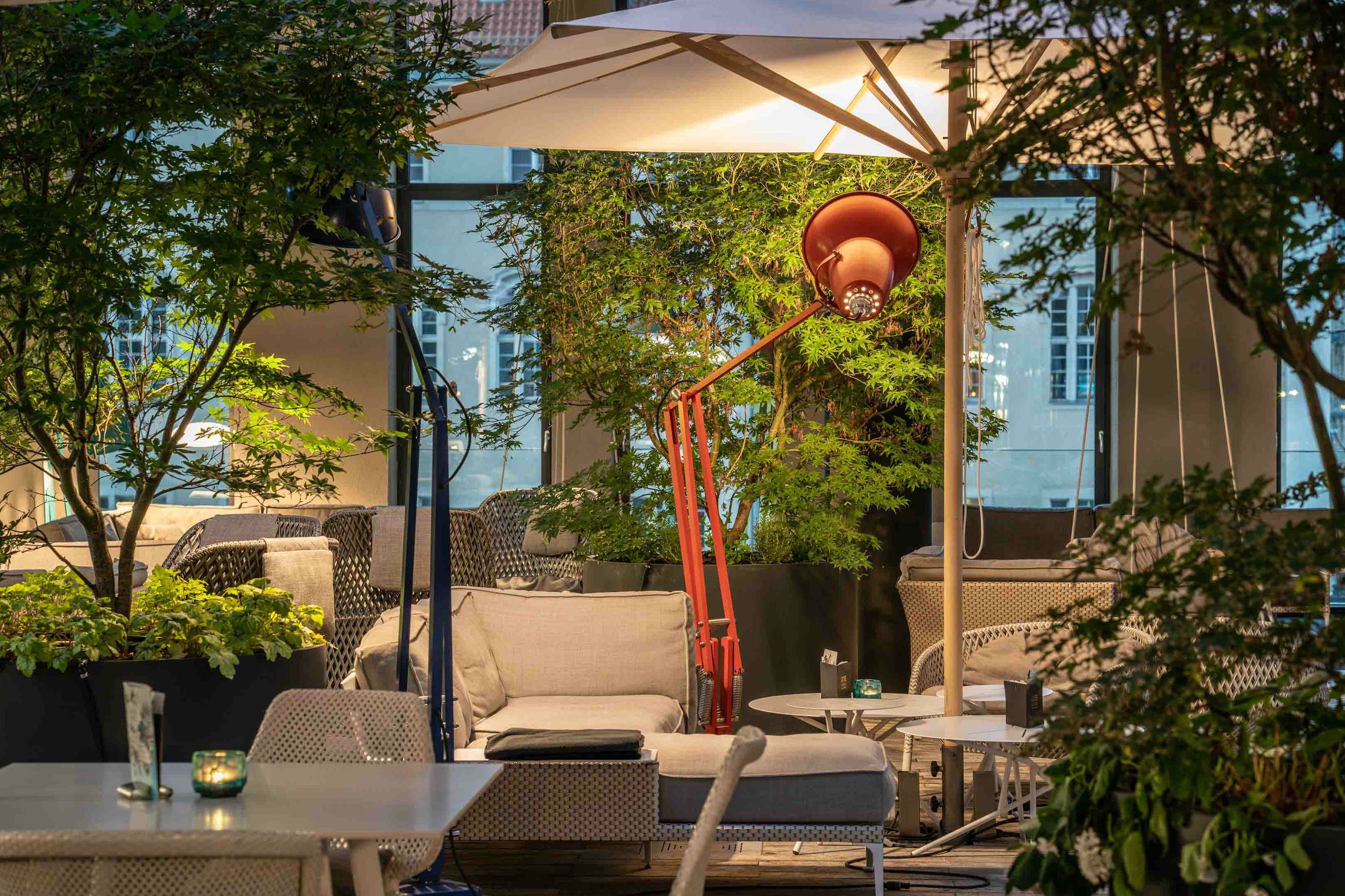 Hotel Berlin Alexanderplatz Motel One Lounge mit mehreren Tischen und Stühlen sowie Pflanzen