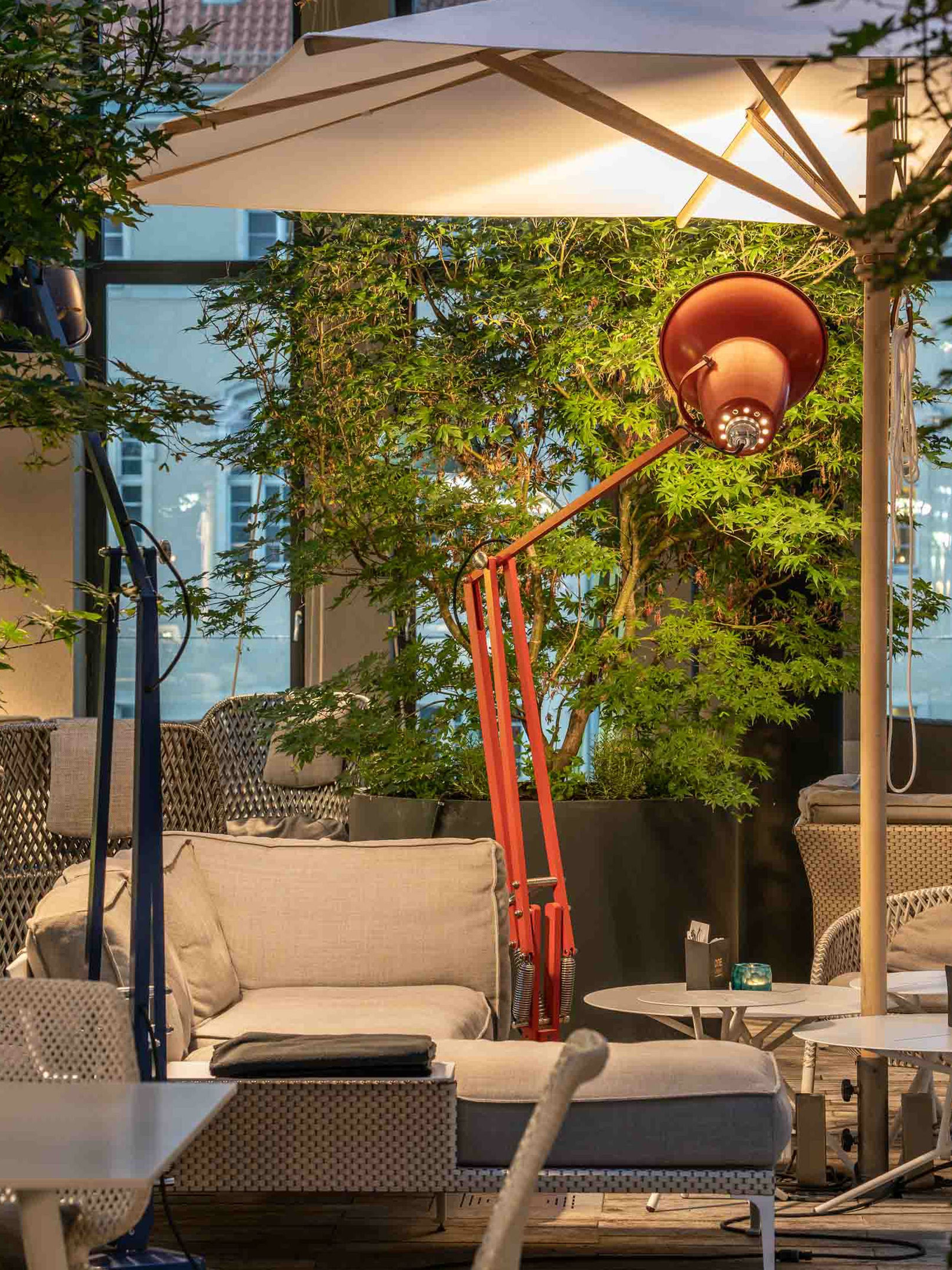 Hotel Berlin Alexanderplatz Motel One Lounge mit mehreren Tischen und Stühlen sowie Pflanzen