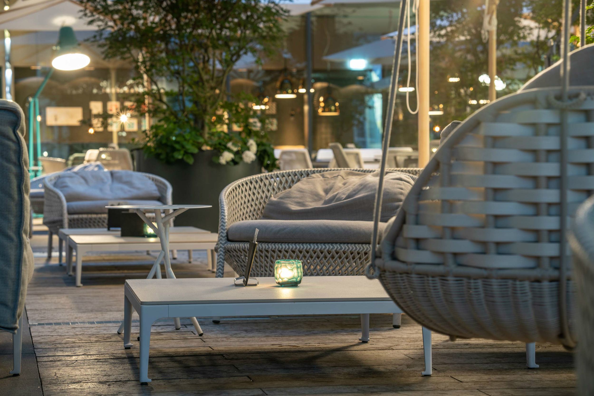 Hotel Berlin Alexanderplatz Motel One Außenbereich mit mehreren Tischen und Stühlen