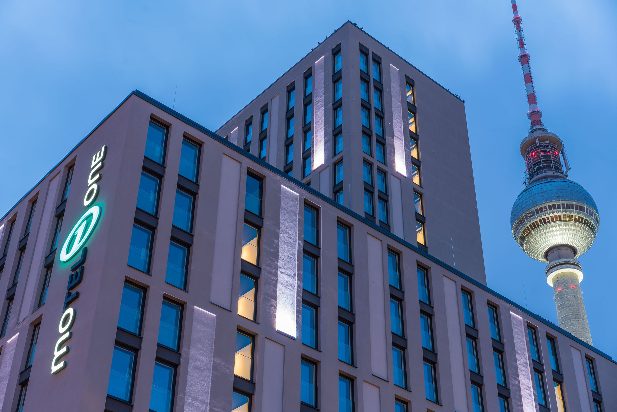 Hotel Berlin Alexanderplatz Motel One Fassade und Fernsehturm im Hintergrund
