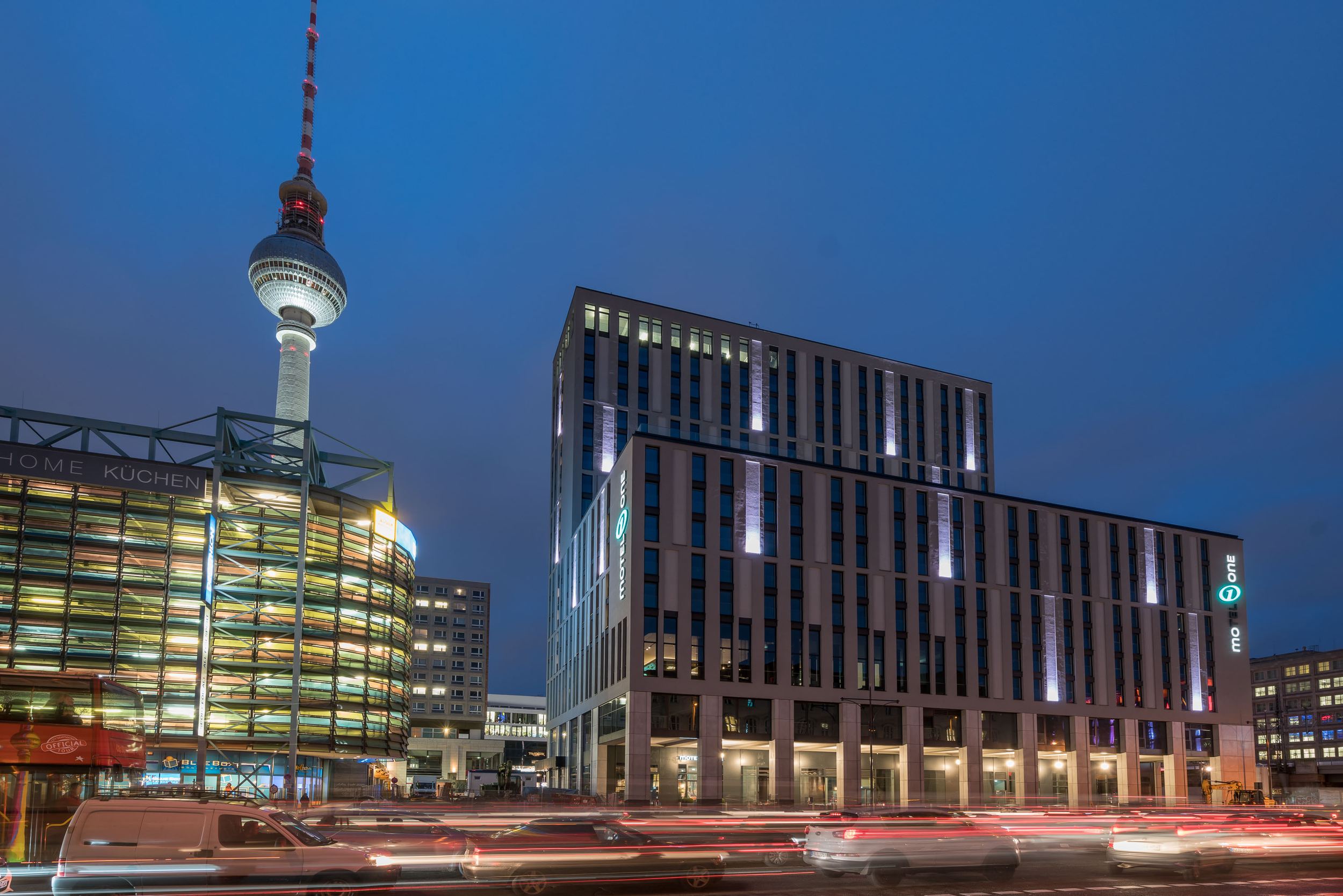 Hotel Berlin Alexanderplatz Motel One Blick auf Gebäude sowie Fernsehturm bei Abend