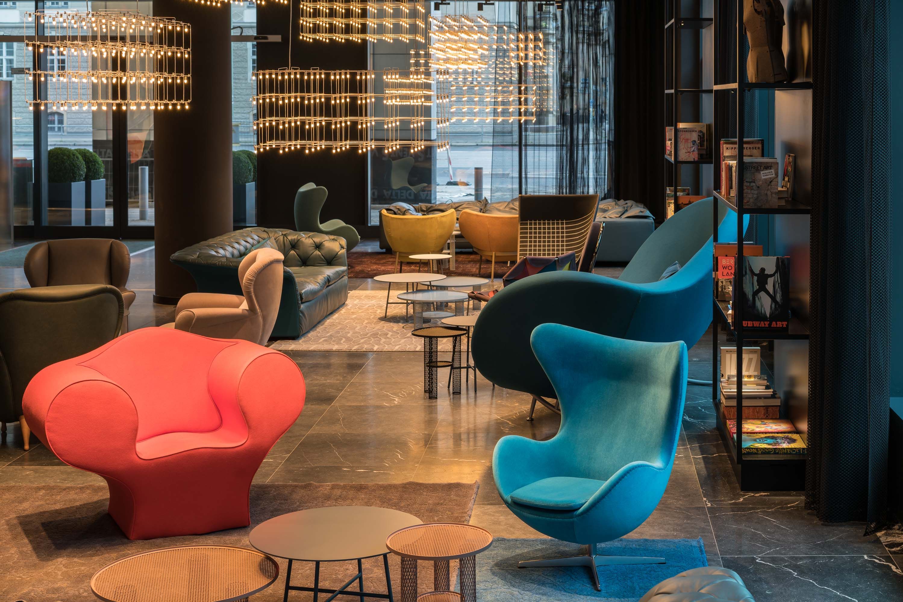 Designhotel Berlin Alexanderplatz Motel One große und offene Lounge mit mehreren Sesseln, Sofas und Lampen