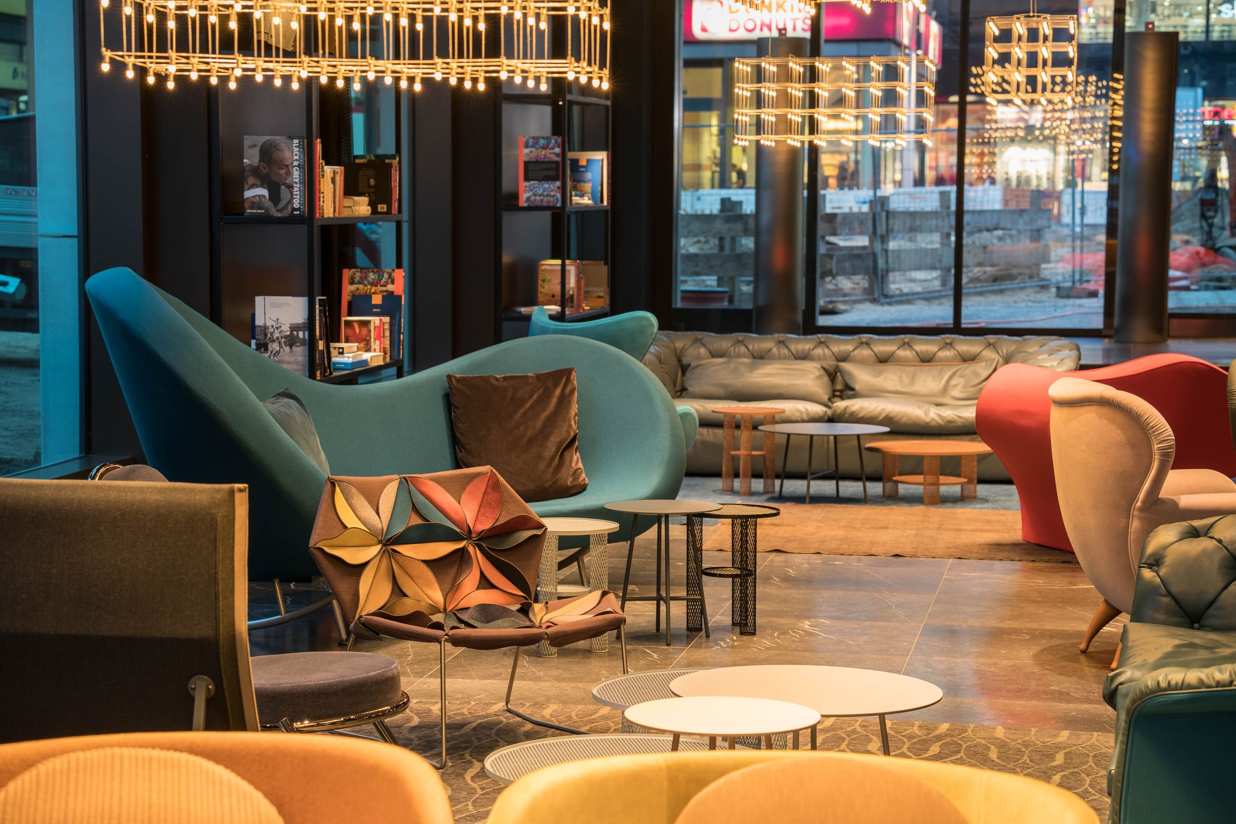 Hotel Berlin Alexanderplatz Motel One helle Lounge mit mehreren Sesseln und Sofas zum Verweilen